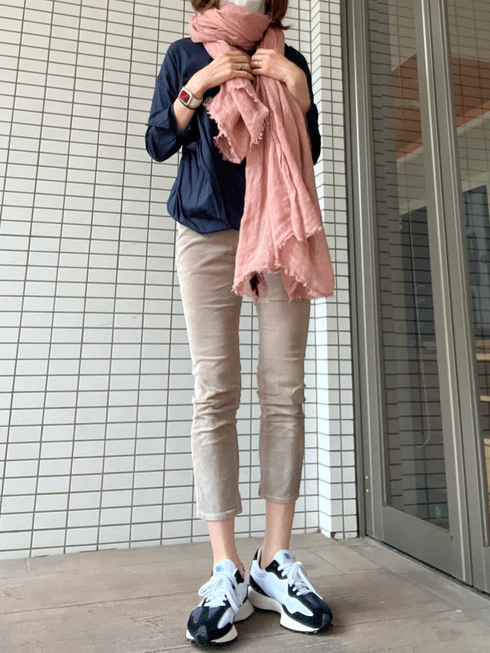 「高身長女子、スニーカー、パンツスタイル」｜「Deuxieme Classeのコットンプルオーバー◆（シャツ/ブラウス、ホワイト系）」を使った、びゅーさん（レディース・170cm）の春コーディネートの1枚目の写真