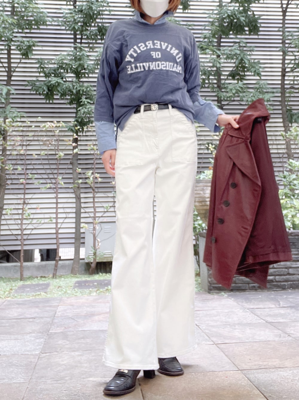 「高身長女子、パンツスタイル、ベイカーパンツ、ヒールローファー、白パンツ、シャツスタイル」｜「GUCCIのアイテム（その他シューズ、ブラック系）」を使った、びゅーさん（レディース・170cm）の秋コーディネートの1枚目の写真