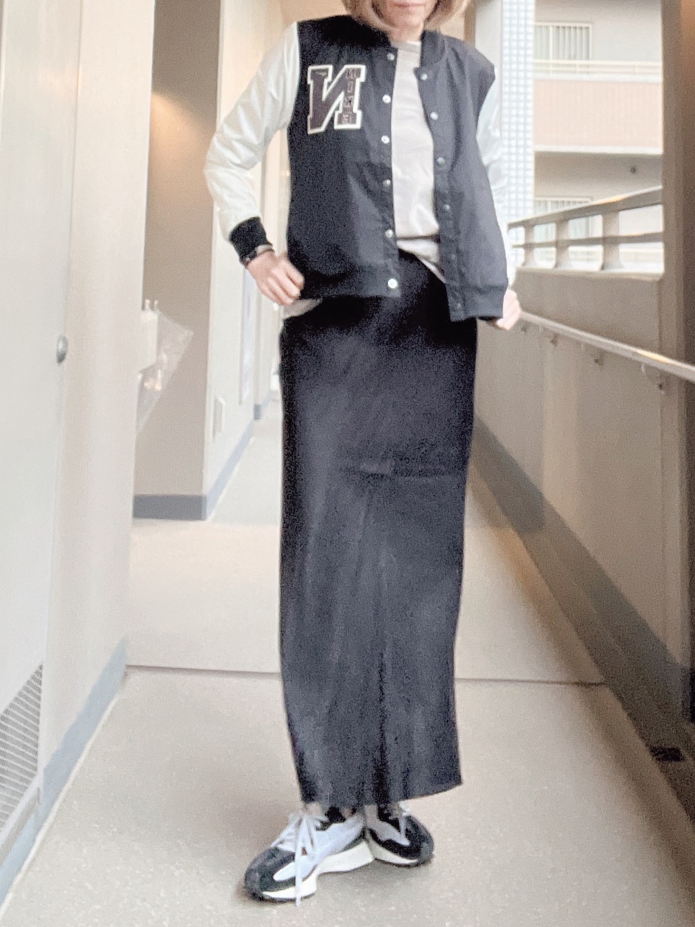 「高身長女子、ロングスカート、スニーカー」｜「Deuxieme ClasseのCu/R マキシスカート（スカート、ブラック系）」を使った、びゅーさん（レディース・170cm）の春コーディネートの1枚目の写真