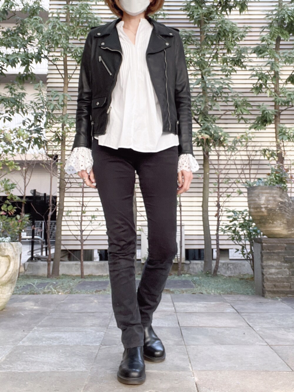 「高身長女子、ライタースジャケット、ショートブーツ、黒スキニー、ロック」｜「Dr. Martensの【Dr.Martens /ドクターマーチン】CHELSEA BOOT/チェルシーブーツ/2976（ブーツ、ブラック系）」を使った、びゅーさん（レディース・170cm）の秋コーディネートの1枚目の写真