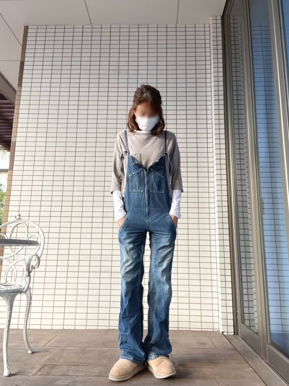 「サロペット、在宅スタイル、イヌの散歩、johnbull」｜「Deuxieme Classeの*【SUICOKE/スイコック】ムートン sabots（ブーツ、ベージュ系）」を使った、びゅーさん（レディース・170cm）の秋コーディネートの1枚目の写真