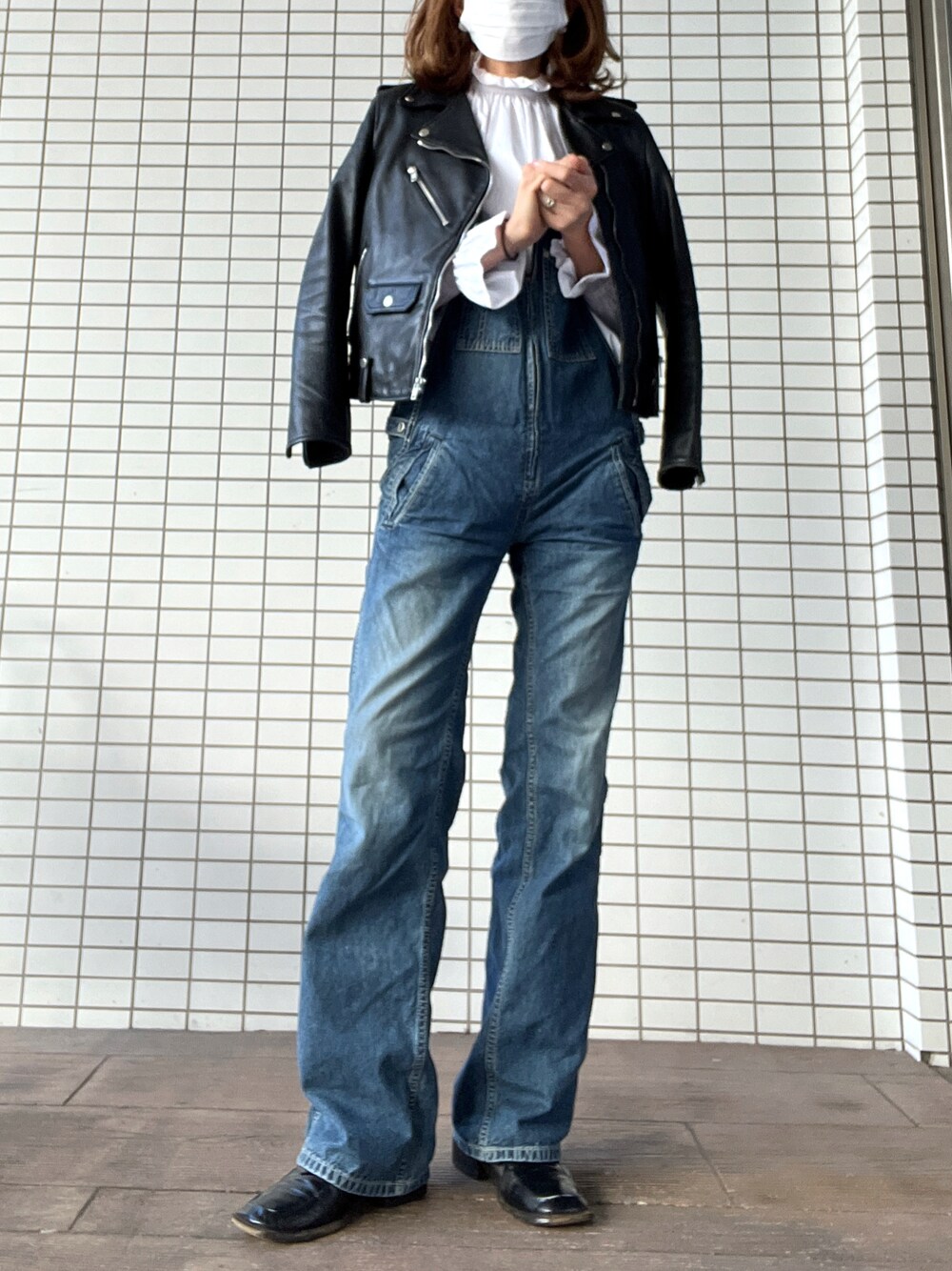 「秋のコーデ、オーバーオール、甘辛mix、ジョンブル」｜「Johnbull Private laboのフレンチサロペット（サロペット/オーバーオール、ブルー系）」を使った、びゅーさん（レディース・170cm）の秋コーディネートの1枚目の写真