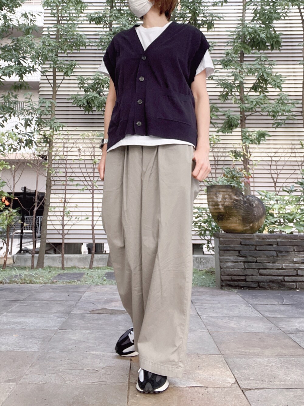「高身長女子、パンツスタイル、スニーカー、ベスト、大人カジュアル」｜「JOURNAL STANDARD LUXEのアイテム（パンツ、ベージュ系）」を使った、びゅーさん（レディース・170cm）の秋コーディネートの1枚目の写真