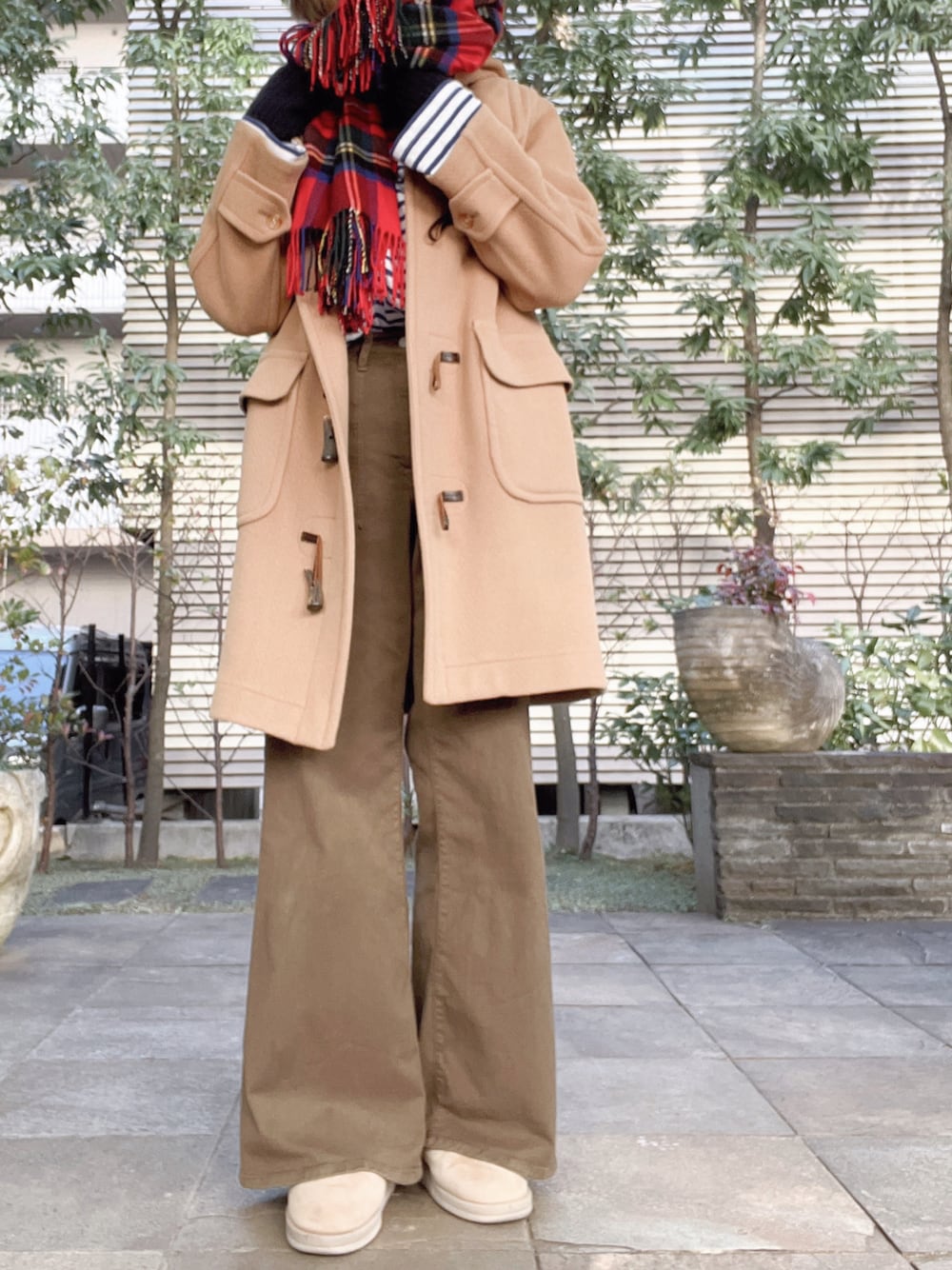 「高身長女子、ダッフルコート、ベイカーパンツ、ボーダー、ストール」｜「Deuxieme Classeの*【SUICOKE/スイコック】ムートン sabots（ブーツ、ベージュ系）」を使った、びゅーさん（レディース・170cm）の冬コーディネートの1枚目の写真
