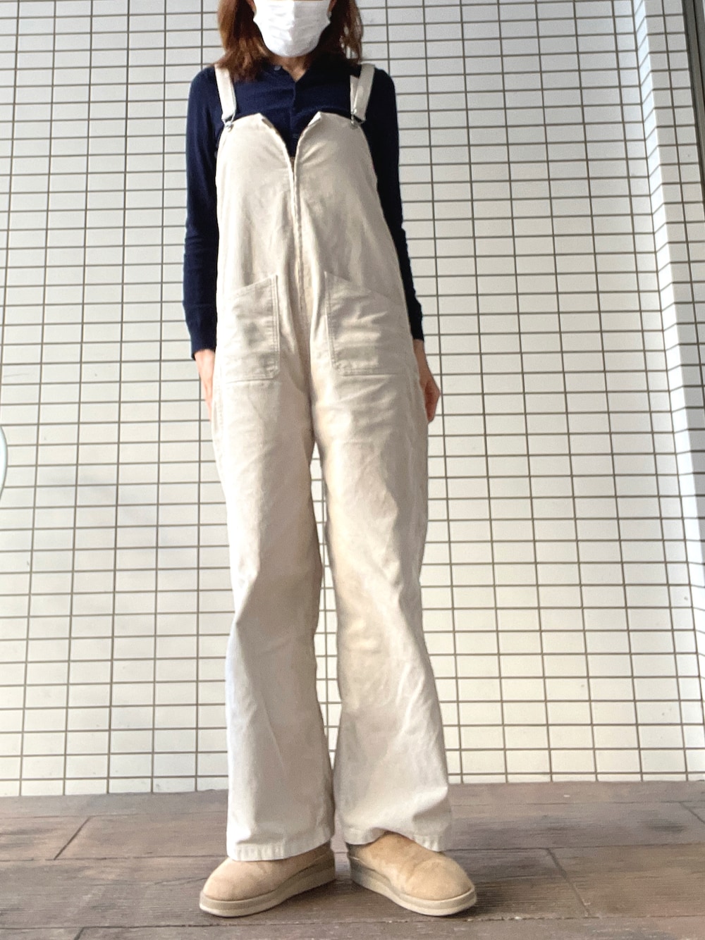 「犬の散歩、johnbull、Deuxieme Classe(Deuxieme Classe)」｜「Deuxieme Classeのアイテム（サロペット/オーバーオール、ホワイト系）」を使った、びゅーさん（レディース・170cm）の秋コーディネートの1枚目の写真
