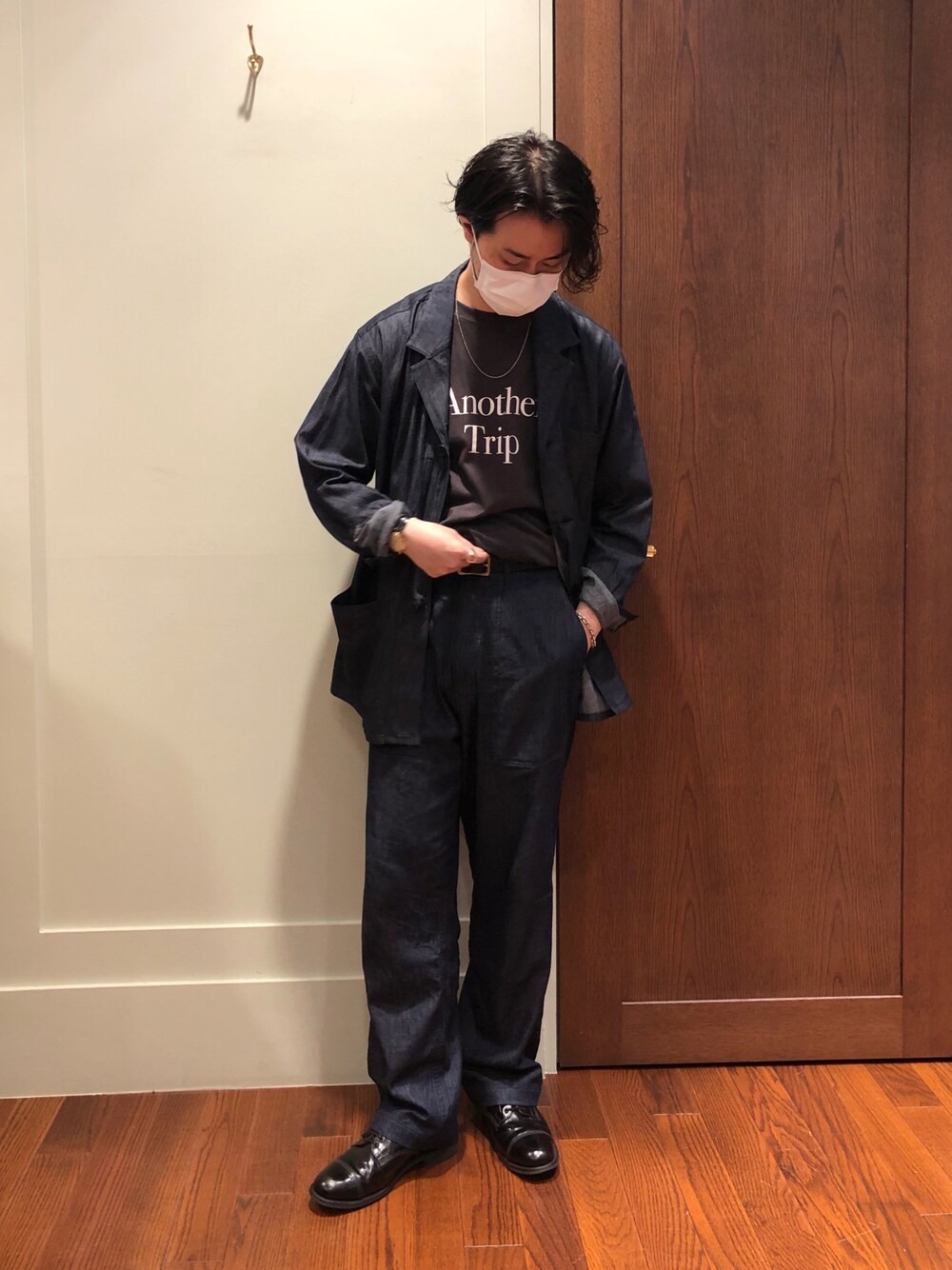 「セットアップ、カバーオール、ベイカーパンツ、秋服準備はじめました、ワイドデニム、プリントT、大人カジュアル、きれいめカジュアル、革靴、休日スタイル」｜「FREEMANS SPORTING CLUBのアイテム（カバーオール、ブルー系）」を使った、FUJIWARAさん（メンズ・177cm）の秋コーディネートの1枚目の写真