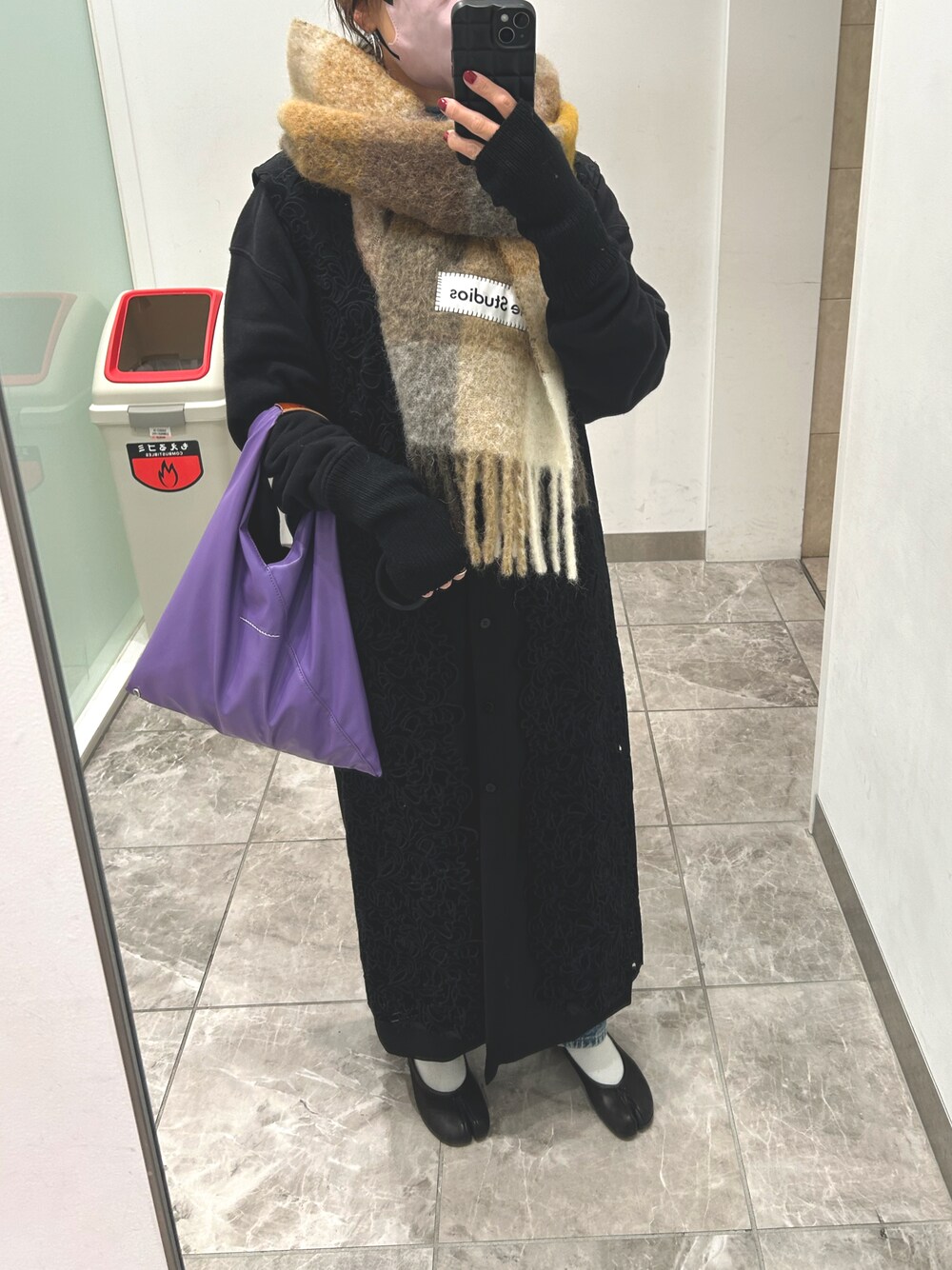 「新星WEARISTAにエントリー、きれいめカジュアル、大人女子、大人カジュアル、ブラックコーデ、マフラー、AcneStudios、タビバレエ、マフラーぐるぐる」｜「Maison MargielaのMaison Margiela / メゾン マルジェラ：【レディース】TABI BALLET SHOES -VINTAGE LEATHER-：S58WZ0042-P3753[ANN]（パンプス、ブラック系）」を使った、shinoooさん（レディース・158cm）の冬コーディネートの1枚目の写真