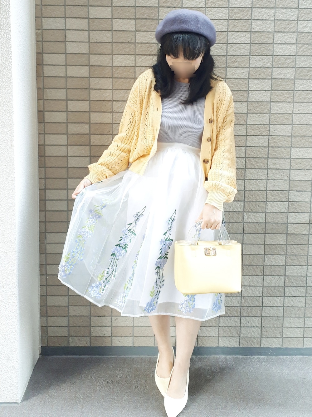 こうめさんの「透かし編Ｖカーデ（Honeys）」を使ったコーディネートの1枚目の写真