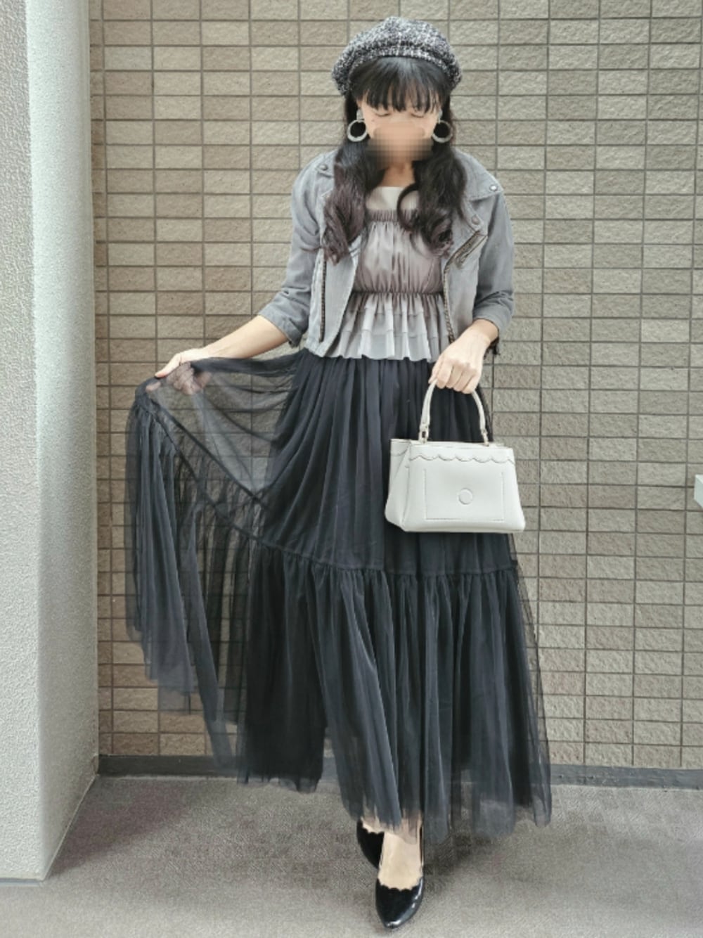 「モノトーン、ブラック×グレー、チュールスカート、ライダース、デニムジャケット、バックリボン、大人ガーリー、低身長コーデ、きれいめコーディネート、フェミニン、春コーデ、休日スタイル、レイヤードスタイル、ビスチェ、キャミソール」｜「DEICYのアイテム（ライダースジャケット、グレー系）」を使った、こうめさん（レディース・155cm）の春コーディネートの1枚目の写真