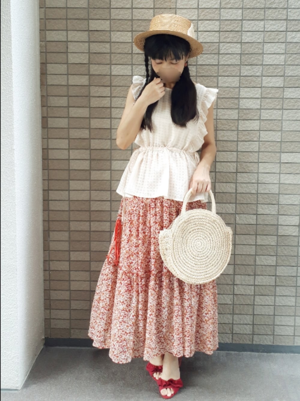 「夏コーデ、ティアードスカート、花柄スカート、シアートップス、お出かけコーデ、休日スタイル、カンカン帽、赤×白、ギンガムチェック、ぺプラムトップス、フリルブラウス、大人ガーリー、カラフル、低身長コーデ、大人かわいい」｜「JUNOAHのシアーチェックフリルブラウス（シャツ/ブラウス、ホワイト系）」を使った、こうめさん（レディース・155cm）の夏コーディネートの1枚目の写真
