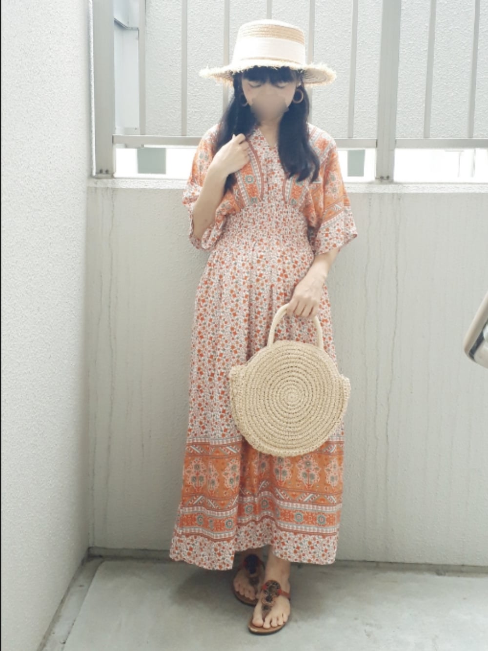 「夏コーデ、休日コーデ、楽チンコーデ、エスニック、ロングワンピース、リゾートスタイル、ビーズサンダル、麦わら帽子、かごバッグ、サークルバッグ、大人カジュアル、大人ガーリー、カラフル、オレンジ、ビタミンカラー」｜「fifthの【スタイリストレコメンド】エスニックプリントギャザーワンピース（ワンピース、オレンジ系）」を使った、こうめさん（レディース・155cm）の夏コーディネートの1枚目の写真
