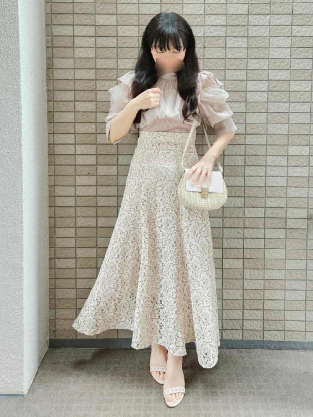 「デートコーデ、夏コーデ、淡色コーデ、レーススカート、マーメイドスカート、バックリボン、シースルートップス、チュールトップス、ボリューム袖、ワントーンコーデ、大人ガーリー、フェミニン、きれいめコーディネート、低身長コーデ、お出かけコーデ」｜「dazzlinのパステルレースフレアスカート（スカート、ピンク系）」を使った、こうめさん（レディース・155cm）の春コーディネートの1枚目の写真
