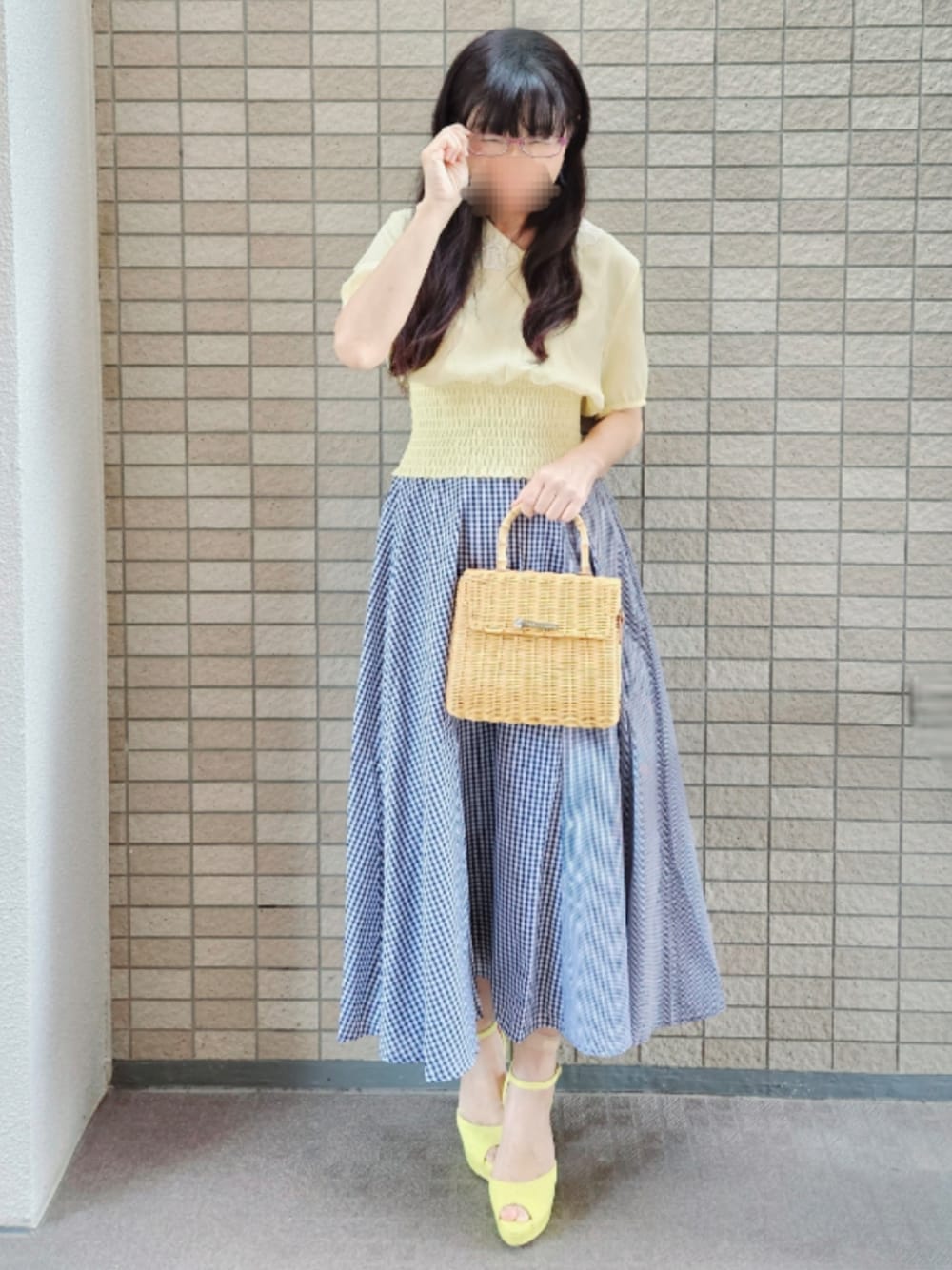 「メガネ女子、夏コーデ、ギンガムチェック、イエロー×ブルー、ネイビー×イエロー、かごバッグ、サンダル、カラーコーデ、きれいめカジュアル、大人ガーリー、低身長コーデ、きれいめコーディネート、フェミニン、お出かけコーデ、初夏コーデ」｜「Bou Jeloudの【WEB限定】ギンガム切替フレアスカート（スカート、ブルー系）」を使った、こうめさん（レディース・155cm）の春コーディネートの1枚目の写真