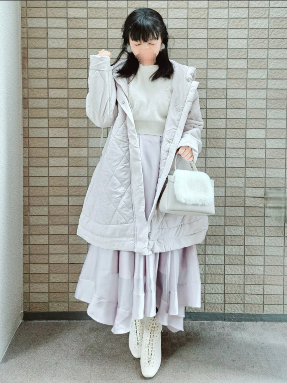 ホワイト系のジャケット/アウター、ベージュ系のスカート、ホワイト系のニット/セーターを着用したレディースの冬コーディネートの1枚目の写真
