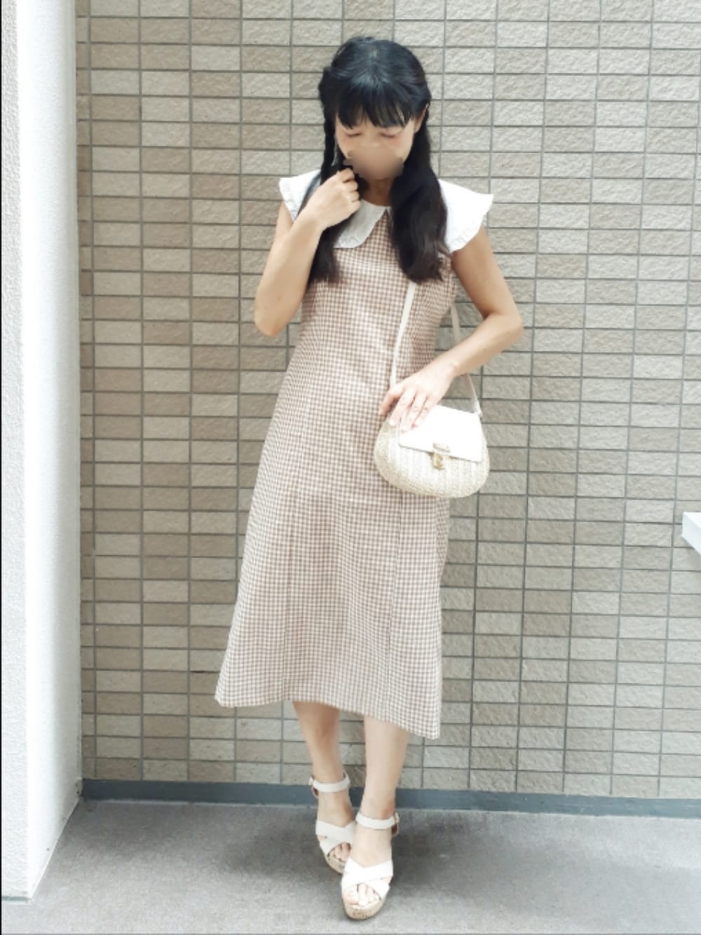 こうめさんの「フリルビックカラー付き麻ギンガムチェック柄ワンピース（tocco closet）」を使ったコーディネートの1枚目の写真