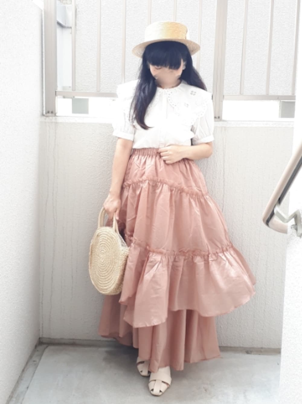 ホワイト系のシャツ/ブラウス、オレンジ系のスカート、ベージュ系のその他シューズを着用したレディースの夏コーディネートの1枚目の写真