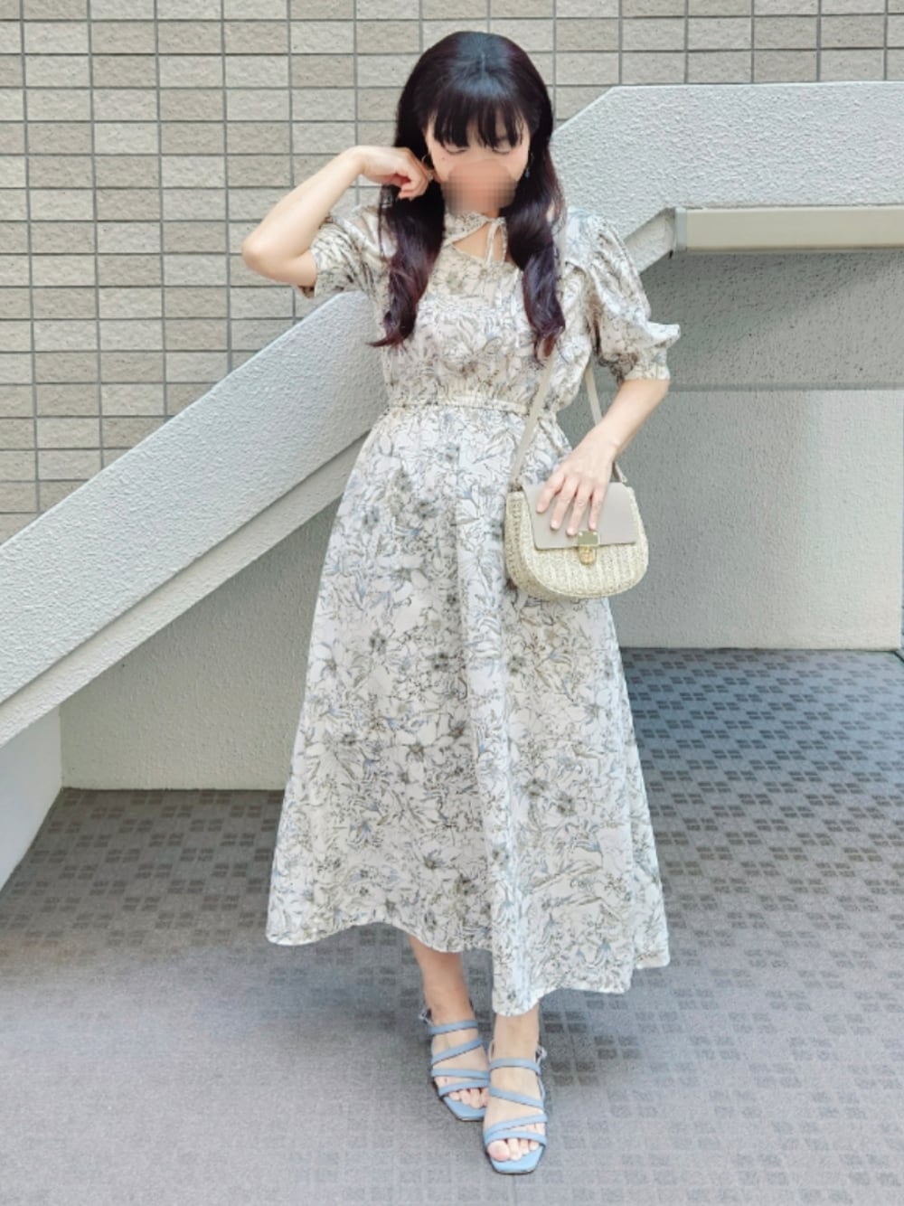 「春夏コーデ、ワンピース、初夏コーデ、大人ガーリー、お出かけコーデ、デートスタイル（WOMEN）、きれいめコーディネート、フェミニン、サンダル、かごバッグ、大人かわいい、低身長コーデ、爽やかコーデ、花柄ワンピース」｜「tiptopの半袖ワンピース（ワンピース、ベージュ系）」を使った、こうめさん（レディース・155cm）の春コーディネートの1枚目の写真