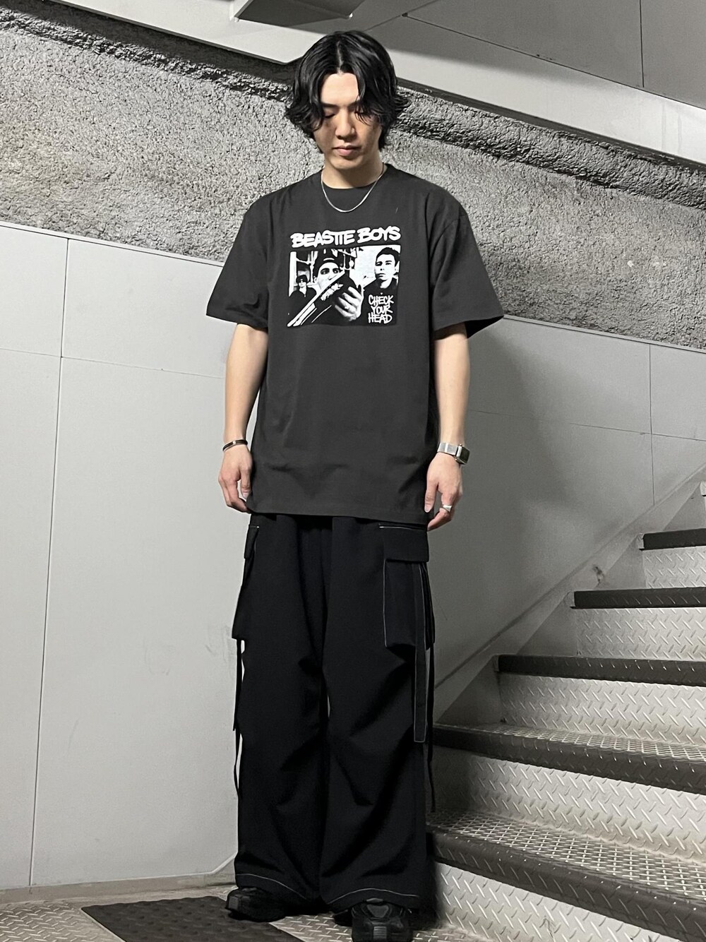「Tシャツ、春の新作、24SS春の新作、カーゴパンツ、SNaP/Me、バンドTシャツ、JUNRed、ワイドパンツ、ストリート」｜「JUNREDの【 セットアップ対応 】ドレープパラシュートカーゴパンツ（その他パンツ、ブラック系）」を使った、SHUNSUKEさん（メンズ・184cm）の春コーディネートの1枚目の写真