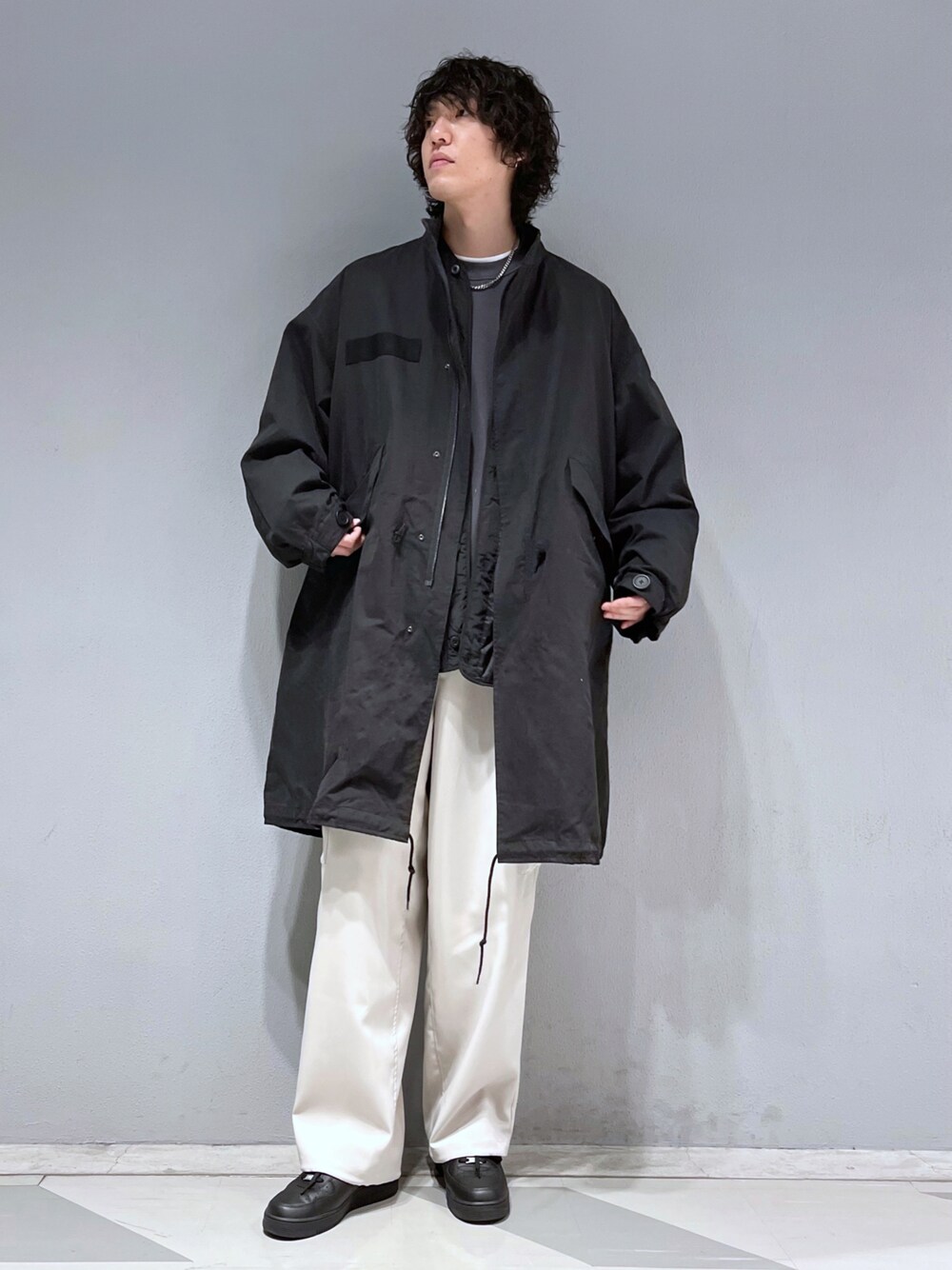 「モッズコート、ミリタリー、ブラック、冬コーデ、スニーカーコーデ、カーゴパンツ、M-65、休日コーデ、冬、Junred」｜「JUNREDの【3WAY】M-65 ライナーモッズオーバーコート（モッズコート、ブラック系）」を使った、SHUNSUKEさん（メンズ・184cm）の冬コーディネートの1枚目の写真