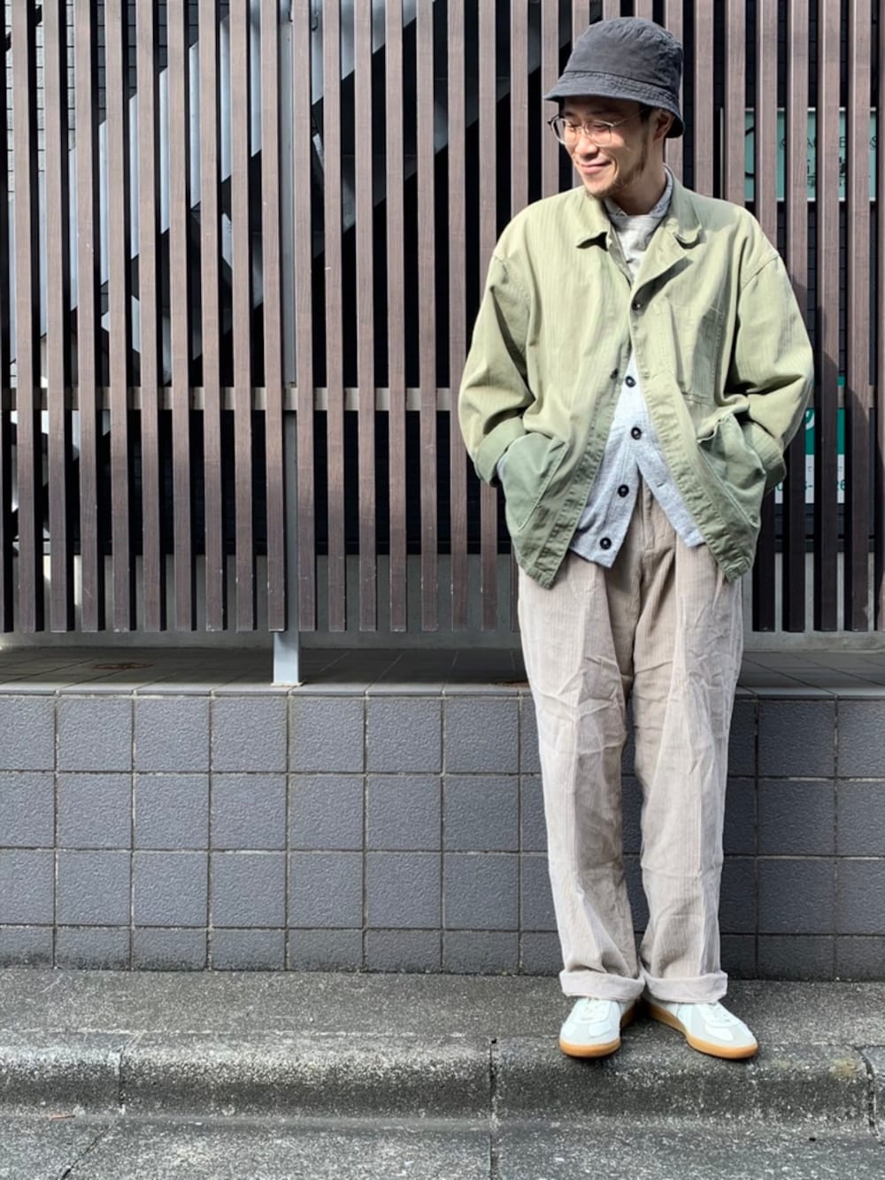 「秋のコーデ、お洒落さんとつながりたい、オトナカジュアル、いいね、save、フォローお願いします🤑、コーデュロイ」｜「45Rの撚り杢天竺Tシャツ（トップス、グレー系）」を使った、うえすさん（メンズ・172cm）の秋コーディネートの1枚目の写真