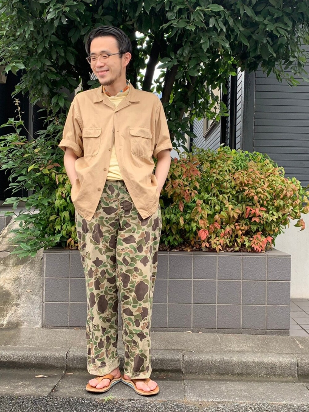 「夏コーデ、45R、45rpm、大人カジュアル、ワイドパンツ、お洒落さんとつながりたい、ストリート、Tシャツ/カットソー、summer、ベージュ、オープンカラーシャツ、迷彩、めがね」｜「45Rのアイテム（シャツ/ブラウス、ベージュ系）」を使った、うえすさん（メンズ・172cm）の夏コーディネートの1枚目の写真