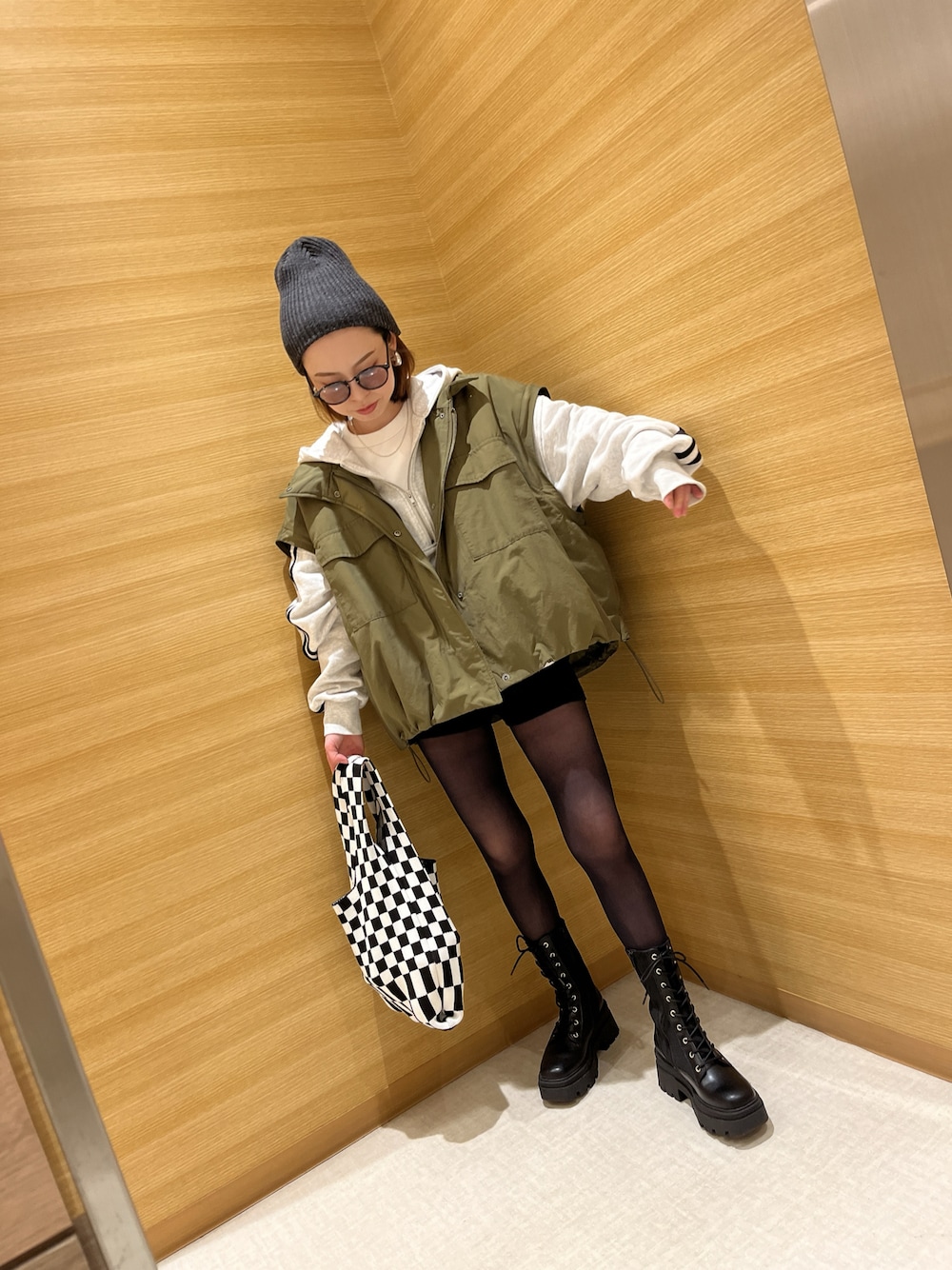 「ママコーデ、カジュアルコーデ、低身長女子、低身長、150cm、おちびさん、ニット帽、ビーニー、産後」｜「CANAL JEANのEl mar(エルマール) カラーリブニットCAP（ニットキャップ/ビーニー、グレー系）」を使った、Kiさん（レディース・150cm）の冬コーディネートの1枚目の写真