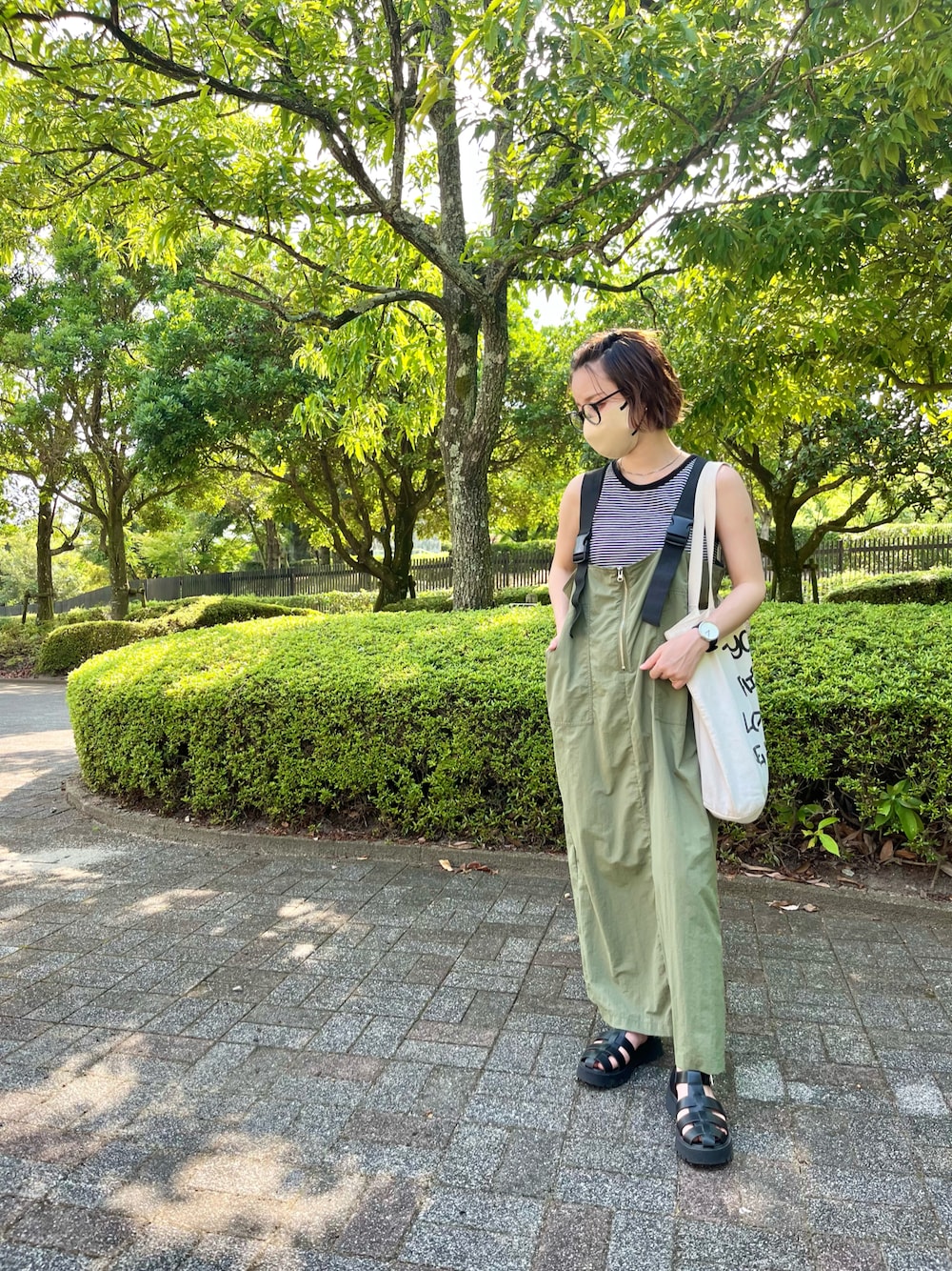 「夏コーデ、ママコーデ、マタニティコーデ、妊婦コーデ、ラクチンコーデ、低身長コーデ、おちびさん、150cm、夏、ジャンパースカート、グルカサンダル、妊娠6ヶ月」｜「forksy.の【forksy.】リブボーダーアメスリカップ付きタンクトップ（タンクトップ、ブラック系）」を使った、Kiさん（レディース・150cm）の夏コーディネートの1枚目の写真