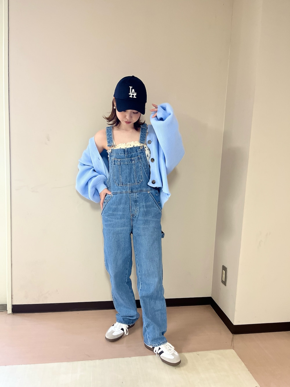 「春服コーデ、春コーデ、ママコーデ、おちびさん、低身長、150cm、サロペット、オーバーオール」｜「NEW ERAのニューエラ キャップ ロングバイザー MLB ONSPOTZ別注（キャップ、ブルー系）」を使った、Kiさん（レディース・150cm）の春コーディネートの1枚目の写真