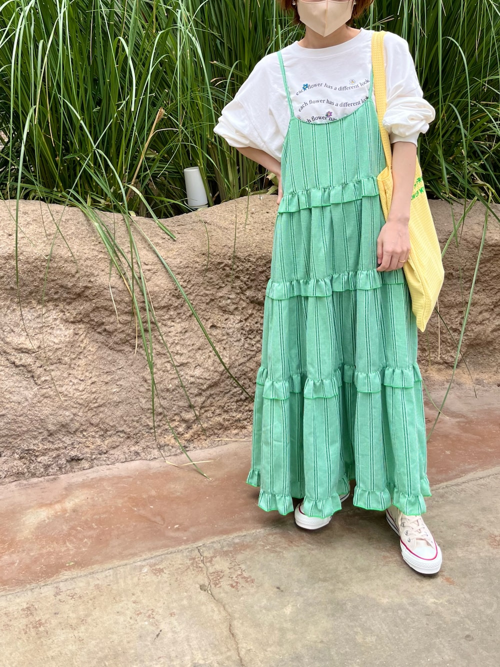 「ママコーデ、ワンピースコーデ、動物園コーデ、マタニティコーデ、妊婦コーデ、おちびさん、低身長、150cm」｜「COUROのハート刺繍/花柄刺繍ボリュームスリーブロンT（Tシャツ/カットソー、ホワイト系）」を使った、Kiさん（レディース・150cm）の春コーディネートの1枚目の写真