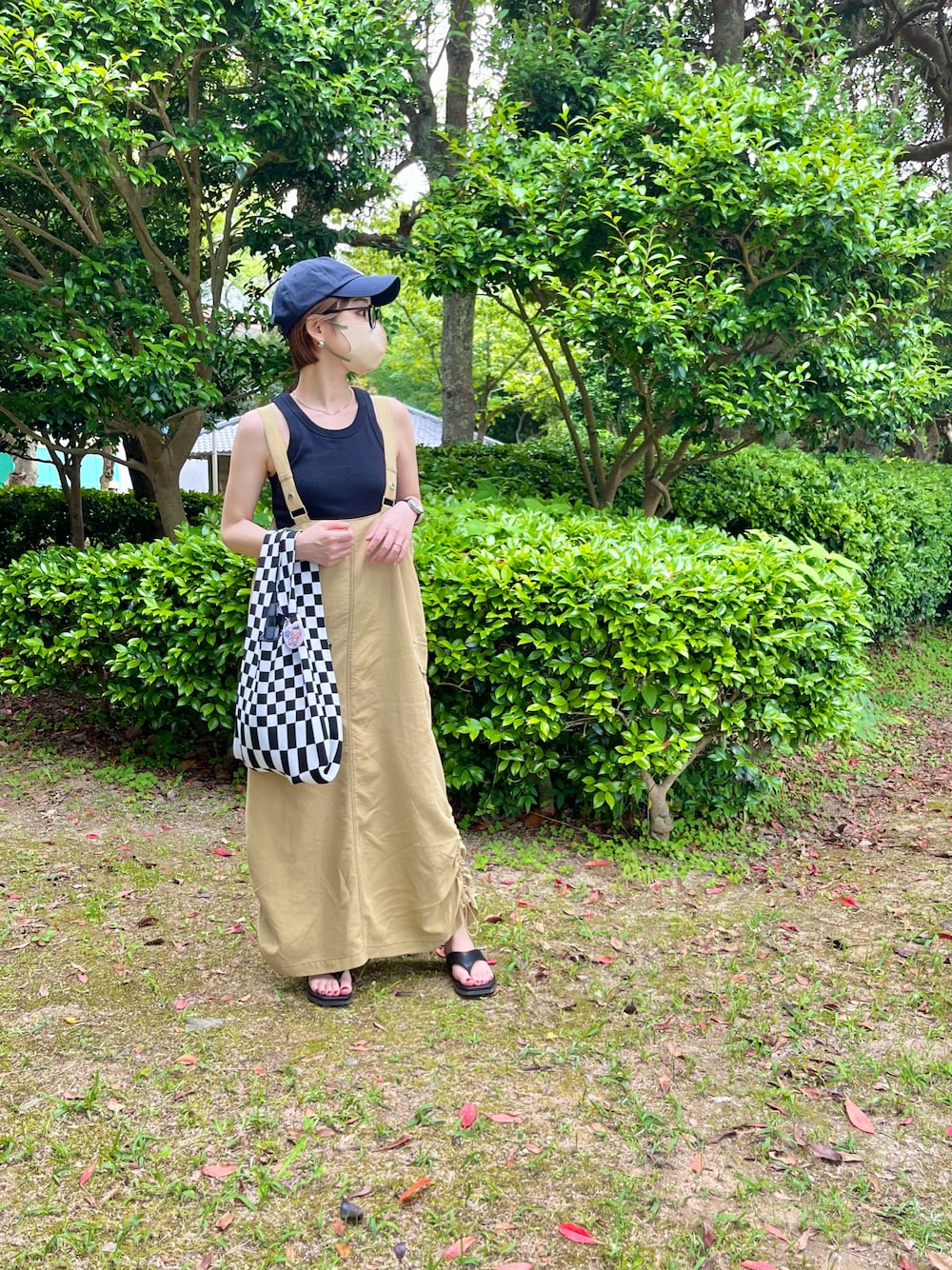 「初夏コーデ、ママコーデ、妊婦コーデ、マタニティコーデ、大人カジュアル、ジャンパースカート、おちびさん、低身長、150cm」｜「CANAL JEANのCANAL JEAN×smileyranna ロゴCAP（キャップ、ブルー系）」を使った、Kiさん（レディース・150cm）の夏コーディネートの1枚目の写真