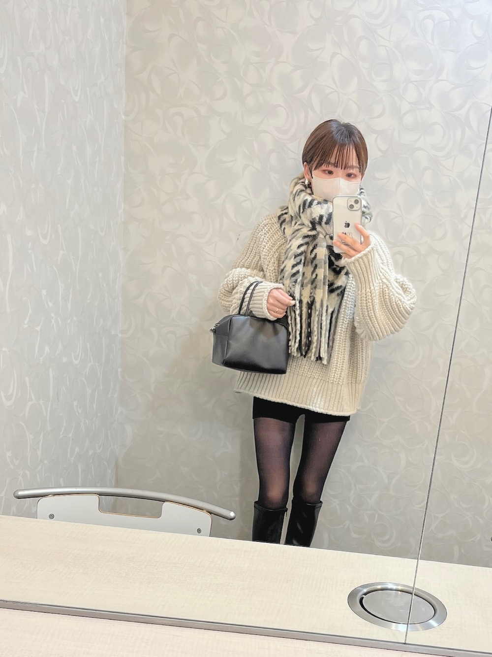 「ママコーデ、マフラー、おちびさん、低身長、150cm」｜「HAREのアソートシャギーマフラー(HARE)（マフラー、ベージュ系）」を使った、Kiさん（レディース・150cm）の冬コーディネートの1枚目の写真