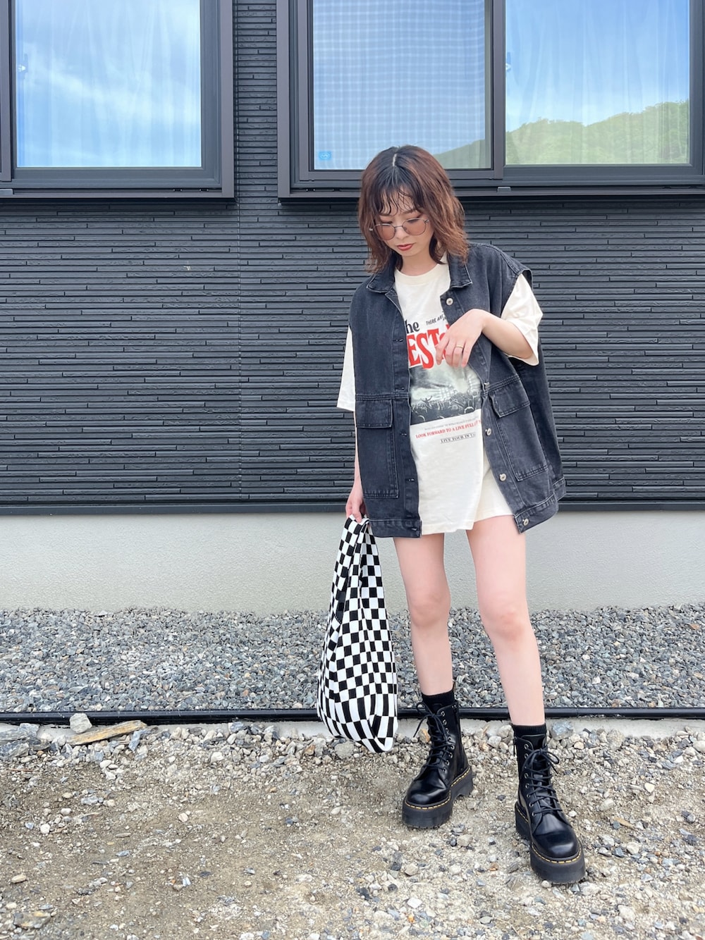 「ママコーデ、Tシャツコーデ、低身長コーデ、おちびさん、150cm、デニムベスト」｜「JEANS MATEの汗染みの目立ちにくいTシャツ ZEROSTAIN ゼロステイン　撥水性　UVカット スラブプリント バックプリント　Tシャツ（Tシャツ/カットソー、その他）」を使った、Kiさん（レディース・150cm）の春コーディネートの1枚目の写真
