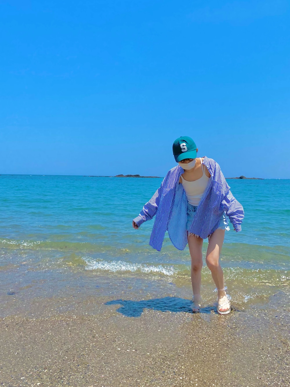 「昨日のコーデ、海コーデ、夏コーデ、ママコーデ、低身長コーデ、おちびさん、150cm、ストライプシャツ、デニムっていいよね」｜「CANAL JEANのCANAL JEAN×smileyranna ロゴCAP（キャップ、グリーン系）」を使った、Kiさん（レディース・150cm）の夏コーディネートの1枚目の写真