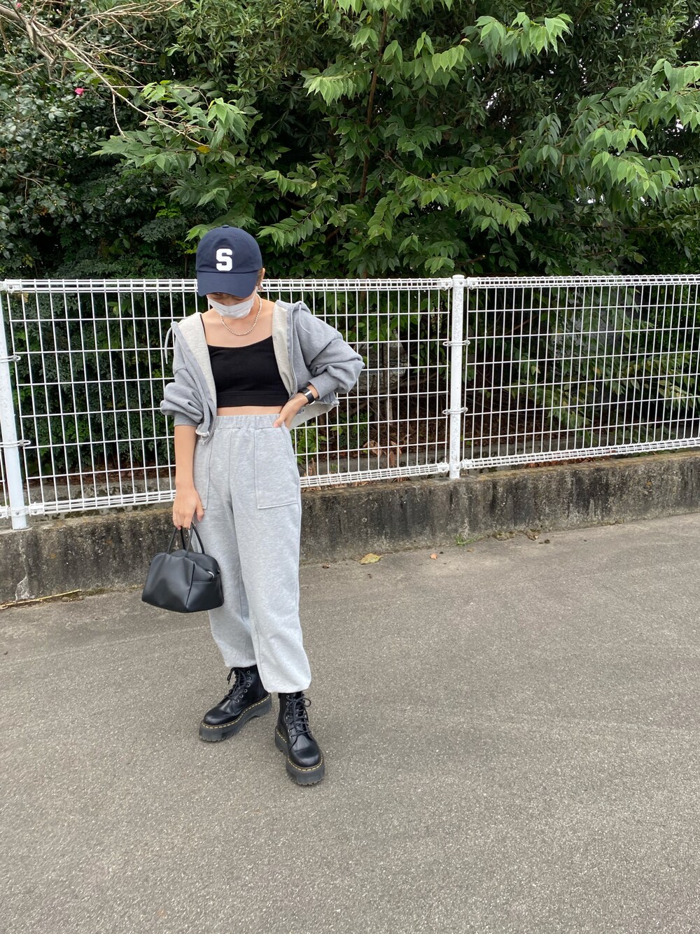 「今日のコーデ、デートコーデ、ママコーデ、おちびさん、150cm、低身長、スウェット、セットアップ風」｜「CANAL JEANのCANAL JEAN×smileyranna ロゴCAP（キャップ、ブルー系）」を使った、Kiさん（レディース・150cm）の秋コーディネートの1枚目の写真