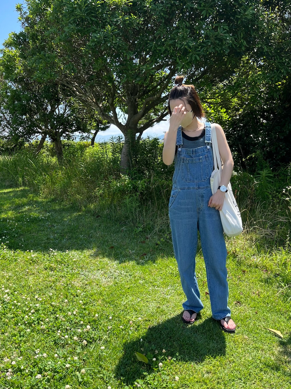 「ママコーデ、夏コーデ、公園コーデ、オトナカジュアル、タンクトップ、おちびさん、低身長、150cm、マタニティコーデ、妊婦コーデ、オーバーオール、サロペット、ミニボブ、ヘアアレンジ」｜「niko and...の【Robert P. Miller(ロバート・ピー・ミラー)】カップアメスリタンクトップ（タンクトップ、ブルー系）」を使った、Kiさん（レディース・150cm）の夏コーディネートの1枚目の写真