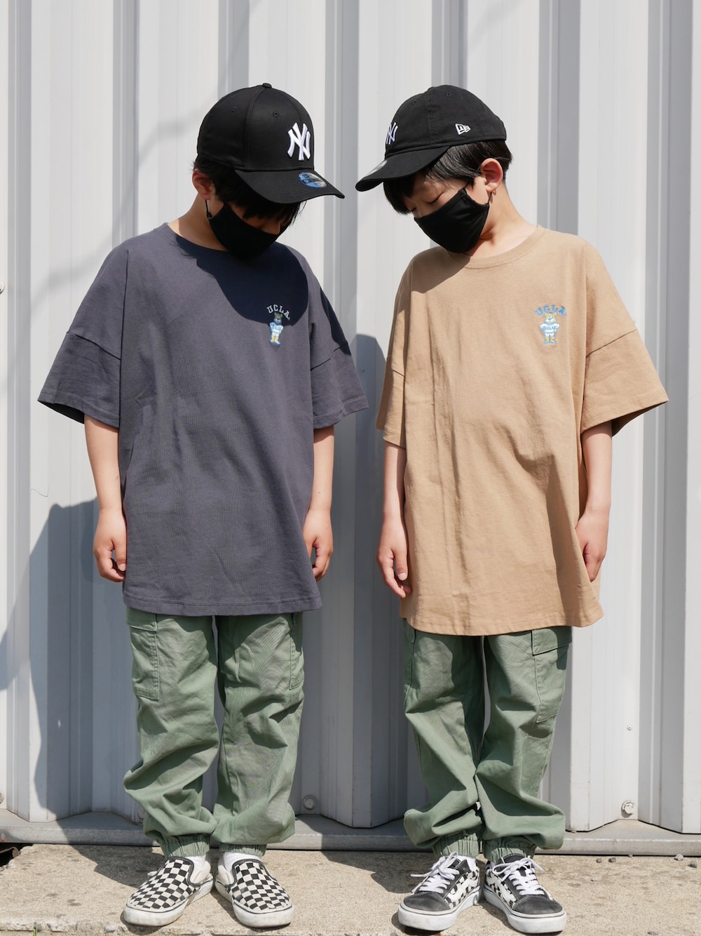 「キャップ、ロゴT、Tシャツ、くすみカラー、カーゴパンツ、カラーパンツ、UCLA、ムラサキスポーツ、UNIQLO、ユニクロ、VANS、スリッポン、チェッカーフラッグ、兄弟コーディネート、リンクコーデ」｜「ムラサキスポーツ by RiYの【ZOZOタウン限定アイテム】ANTIBAL/アンティバル x RIY監修 キッズ オーバーサイズカレッジロゴTシャツ 222AN3ST230MU（Tシャツ/カットソー、グレー系）」を使った、skskさん（キッズ・132cm）の春コーディネートの1枚目の写真