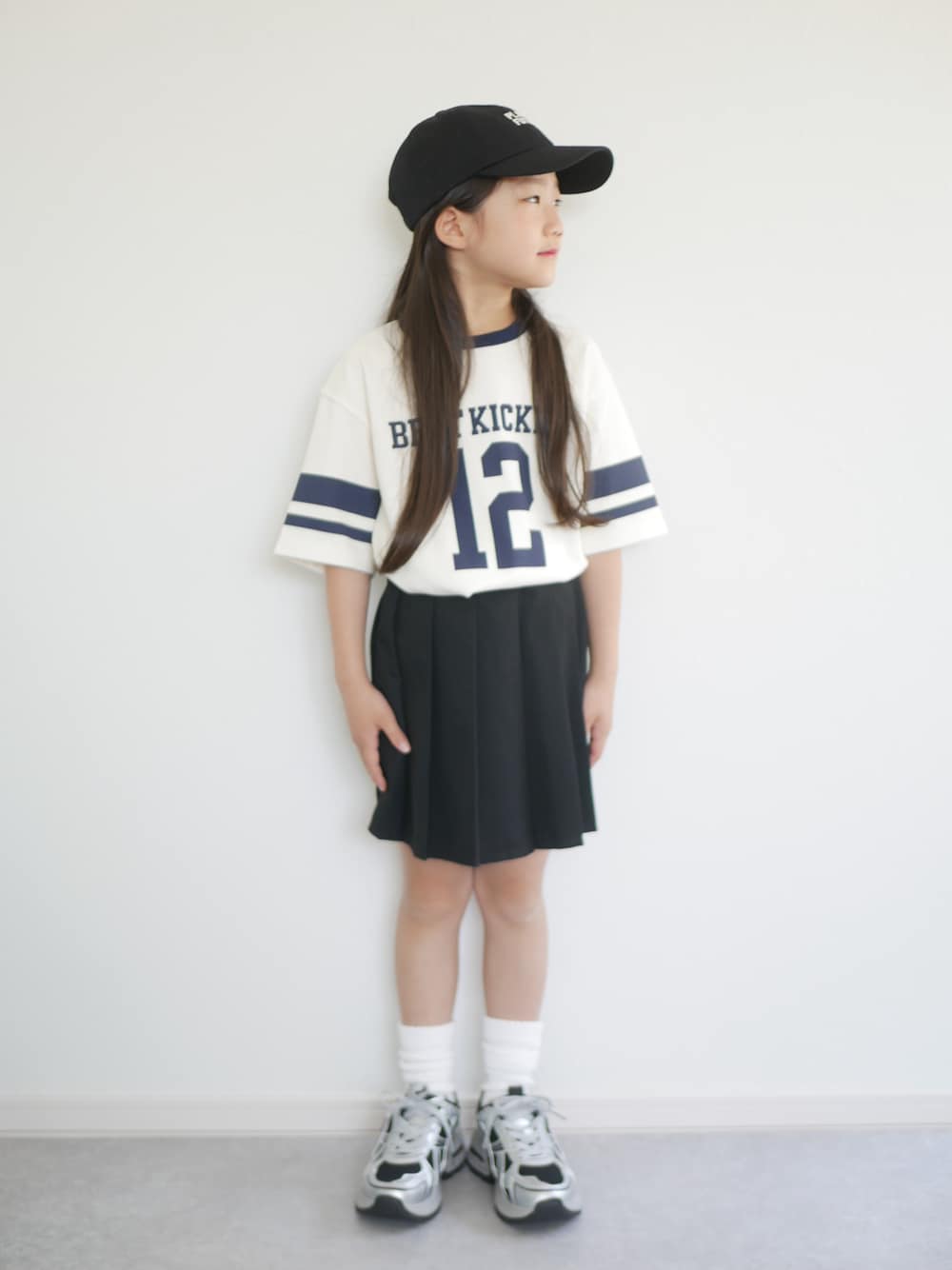 「夏ルックで気分アップ、ロゴT、白Tシャツ、Tシャツ、プリーツスカート、デニム、キャップ、スニーカー、ルーズソックス、ショートパンツ、UNIQLO、GU、女の子、通学コーデ、小学生」｜「CIAOPANIC TYPYのオリジナルスニーカー（スニーカー、ブラック系）」を使った、skskさん（骨格ストレート・キッズ・125cm）の夏コーディネートの1枚目の写真