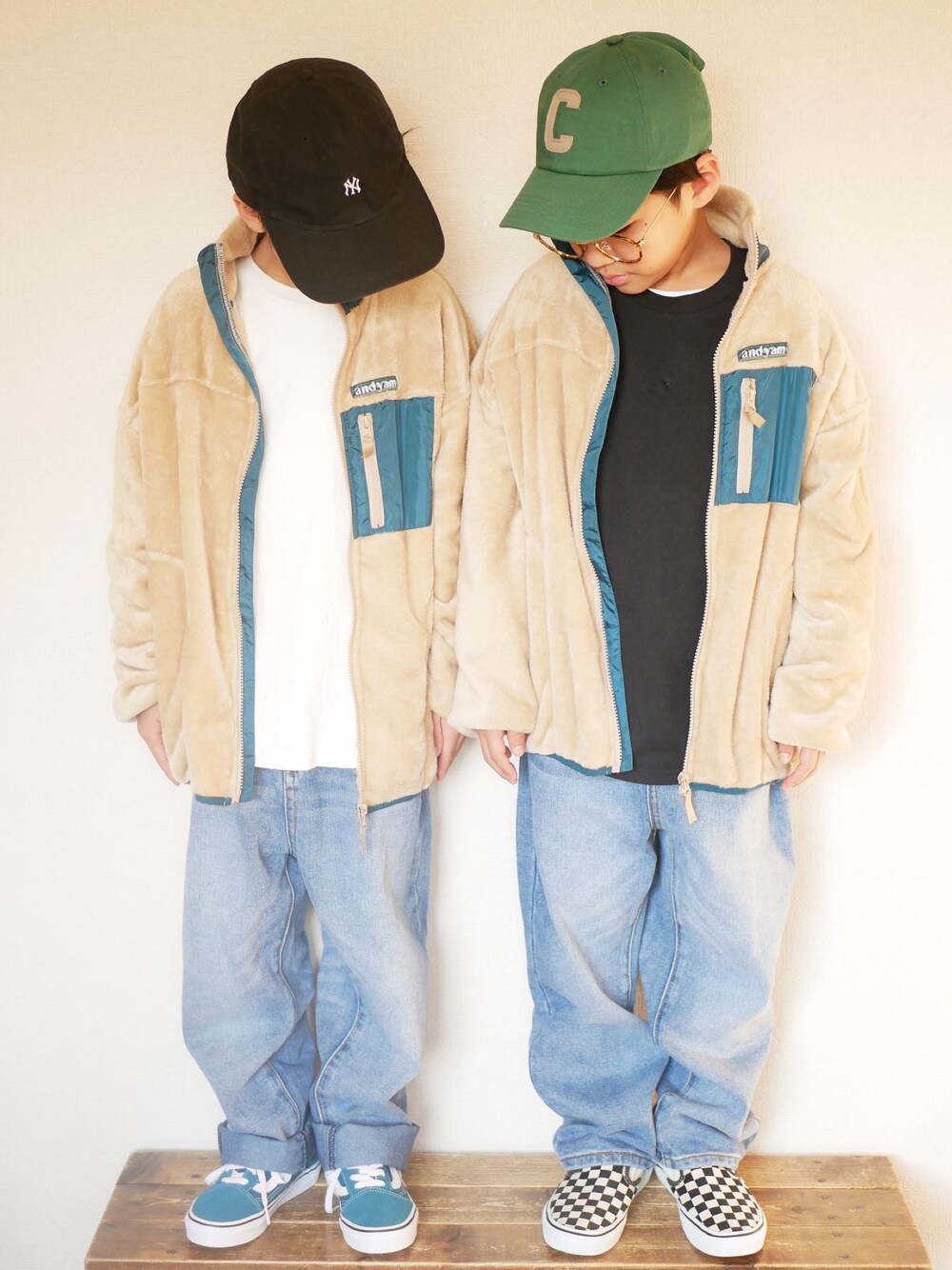 「クリスマスに着たい服、キャップ、フリース、ロンT、デニム、＆yam、classicalelf、VANS、オールドスクール、グリーン、おそろいコーデ、リンクコーデ、兄弟コーディネート」｜「＆yamのユニセックス両面シャギーフリースジップブルゾン【親子お揃い/リンクコーデ】（ブルゾン、ベージュ系）」を使った、skskさん（キッズ・132cm）の冬コーディネートの1枚目の写真
