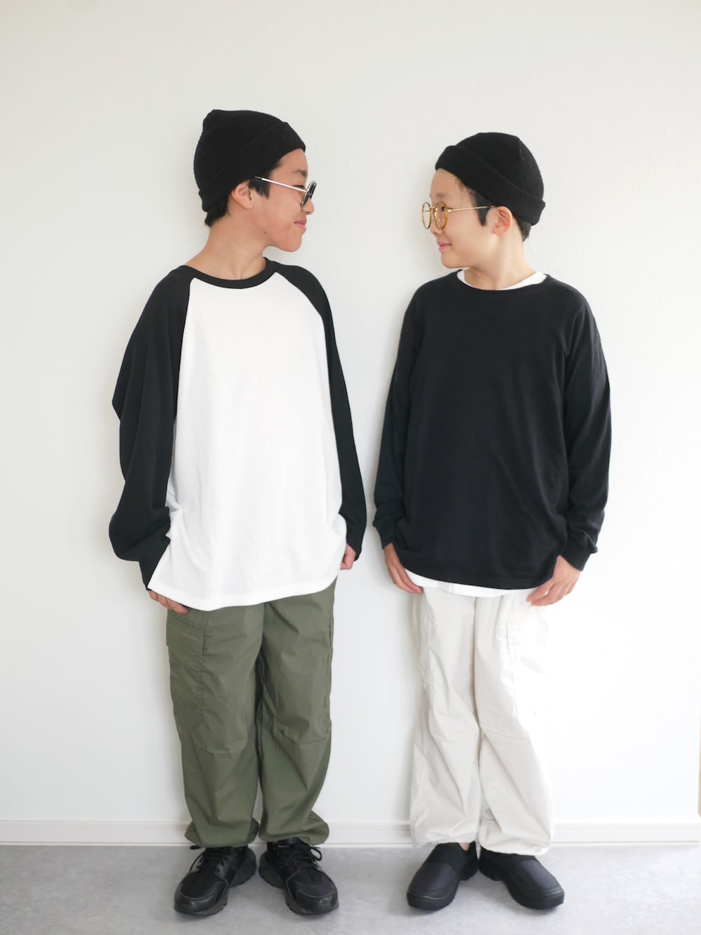 「春のNewスタイル、ニット帽、ロンT、ラグランTシャツ、カーゴパンツ、パラシュートパンツ、リンクコーデ、兄弟コーディネート、小学生、中学生、シンプルコーデ、モノトーン、お出かけコーデ、UNIQLO」｜「UNIQLOのアイテム（カーゴパンツ、ホワイト系）」を使った、skskさん（キッズ・148cm）の春コーディネートの1枚目の写真