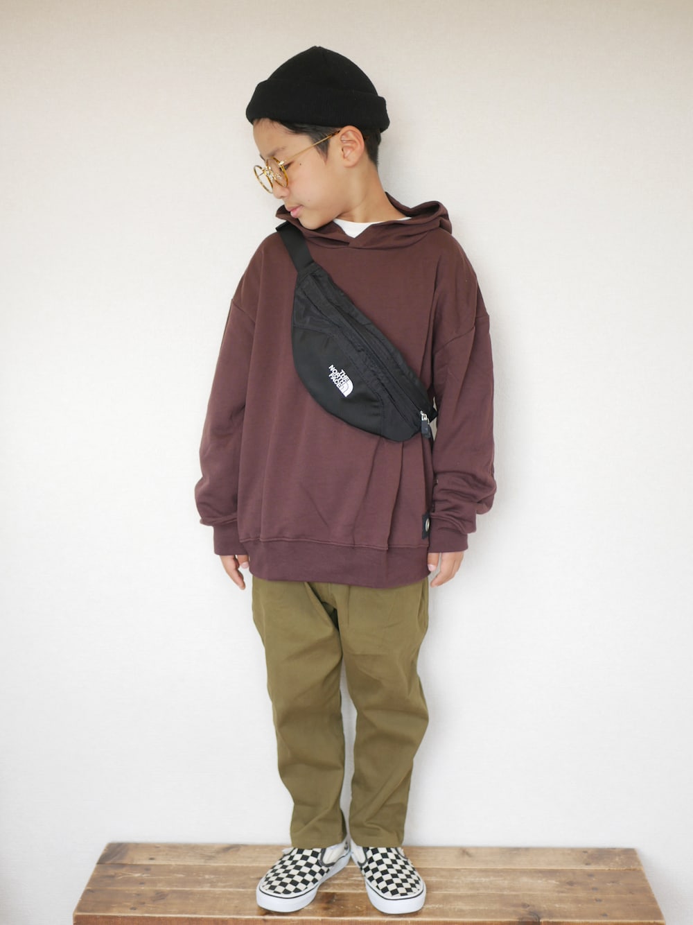 「VANS、カジュアル、ニット帽、パーカー、休日スタイル、スリッポン、THE NORTH FACE、タックパンツ、ビーニー、カーキパンツ、シンプルコーデ、ウエストポーチ、フーディー、GENERATOR、チェッカーフラッグ」｜「ZERO standerdのZERO standard/ゼロスタンダード ビッグパーカー（パーカー、ブラウン系）」を使った、skskさん（キッズ・132cm）の秋コーディネートの1枚目の写真