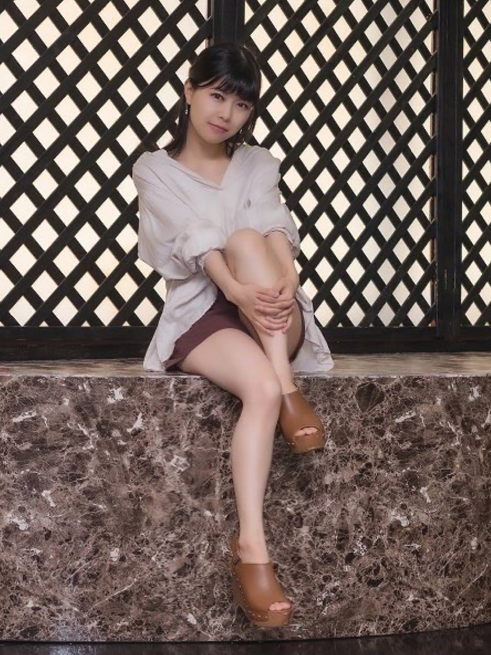 「秋冬コーデ、オトナカジュアル、低身長、チビーズ✳︎、ショートパンツ、シャツスタイル、スナイデル、145cm、低身長コーデ、オトナ女子、パンツスタイル、チビコーデ、プールサイド、サボ、橘綾乃」｜「SNIDELのボリュームスリーブブラウス（シャツ/ブラウス、ピンク系）」を使った、橘綾乃さん（レディース・145cm）の秋コーディネートの1枚目の写真