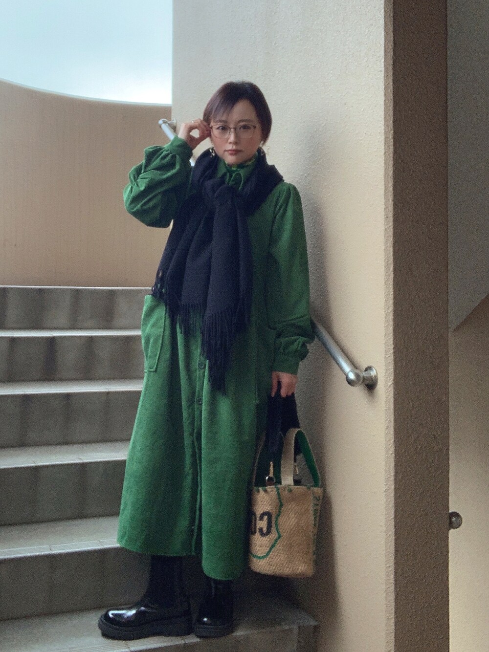 「コーデュロイ、ワンピース、タートルネック、ブーツ、マフラーぐるぐる、低身長、アラフィフ、メガネ女子、おしゃれさんと繋がりたい」｜「Diosfrontのコーデュロイパフスリーブシャツワンピース（ワンピース、グリーン系）」を使った、akocoa♩¨̮·͜· ︎︎ ︎︎さん（レディース・153cm）の冬コーディネートの1枚目の写真