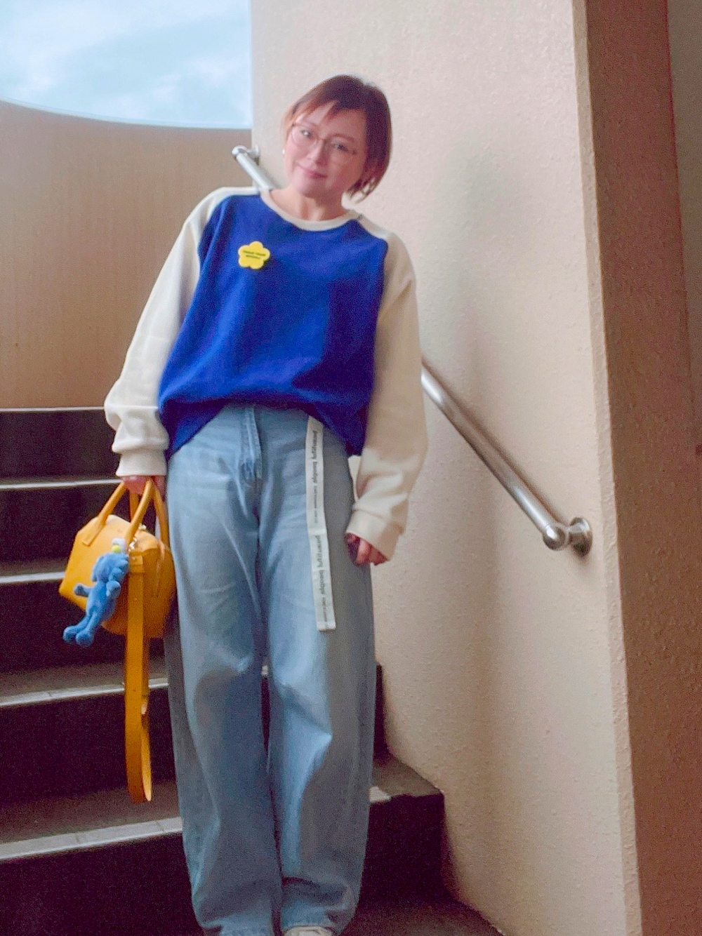 「シンプルスタイル、スウェット、デニム、スニーカー、コンバース、低身長、アラフィフ、メガネ女子、おしゃれさんと繋がりたい」｜「CANAL JEANのLakey Park　ラグラン配色トレーナー 裏起毛（スウェット、ブルー系）」を使った、akocoa♩¨̮·͜· ︎︎ ︎︎さん（レディース・153cm）の春コーディネートの1枚目の写真