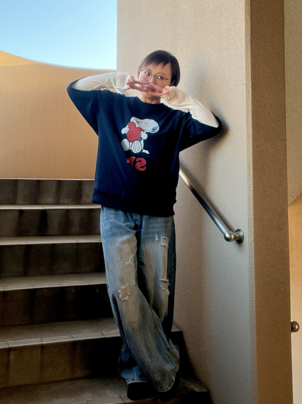 ブルー系のデニムパンツ、ブルー系のTシャツ/カットソー、ホワイト系のTシャツ/カットソーを着用したレディースの春コーディネートの1枚目の写真