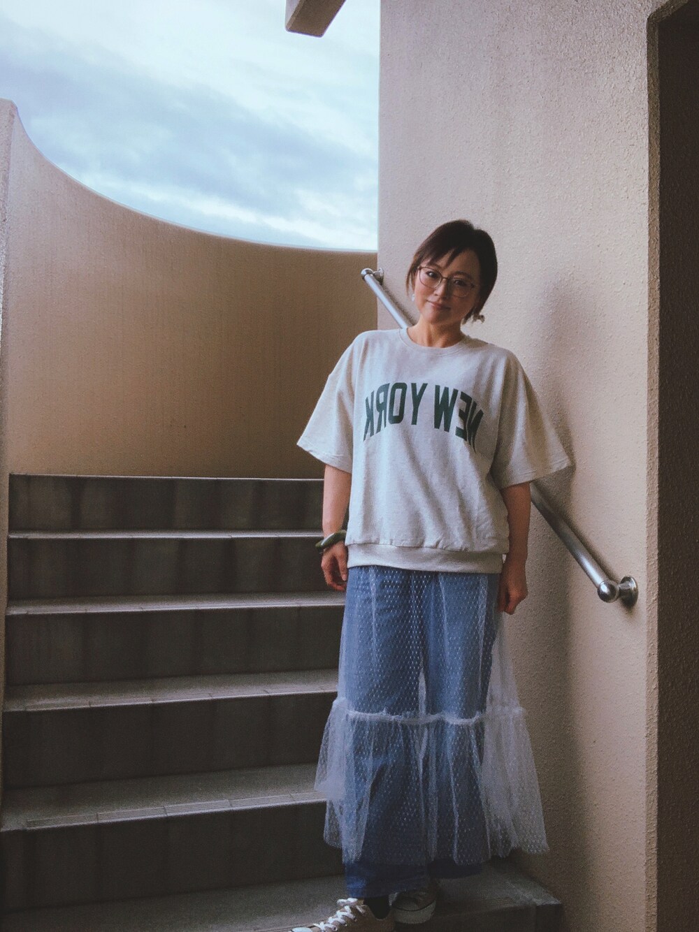 「休日スタイル、デニム、チュールスカート、コンバース、スニーカー、低身長、アラフィフ、メガネ女子、おしゃれさんと繋がりたい、スウィーツ同盟会」｜「coca（coca）のロゴスウェットTシャツ（Tシャツ/カットソー、ベージュ系）」を使った、akocoa♩¨̮·͜· ︎︎ ︎︎さん（レディース・153cm）の秋コーディネートの1枚目の写真
