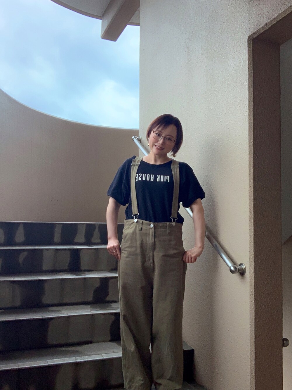 グリーン系のサロペット/オーバーオール、ブラック系のスウェット、グレー系のスニーカーを着用したレディースの夏コーディネートの1枚目の写真