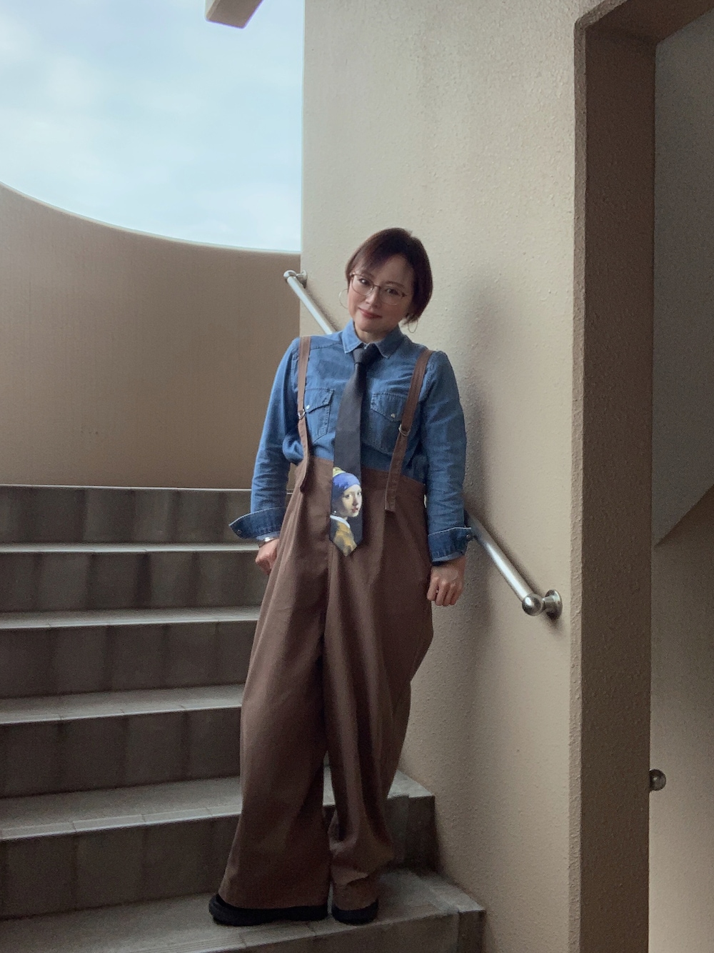 ブルー系のシャツ/ブラウス、ブラウン系のその他パンツ、ブラック系のブーツを着用したレディースの秋コーディネートの1枚目の写真