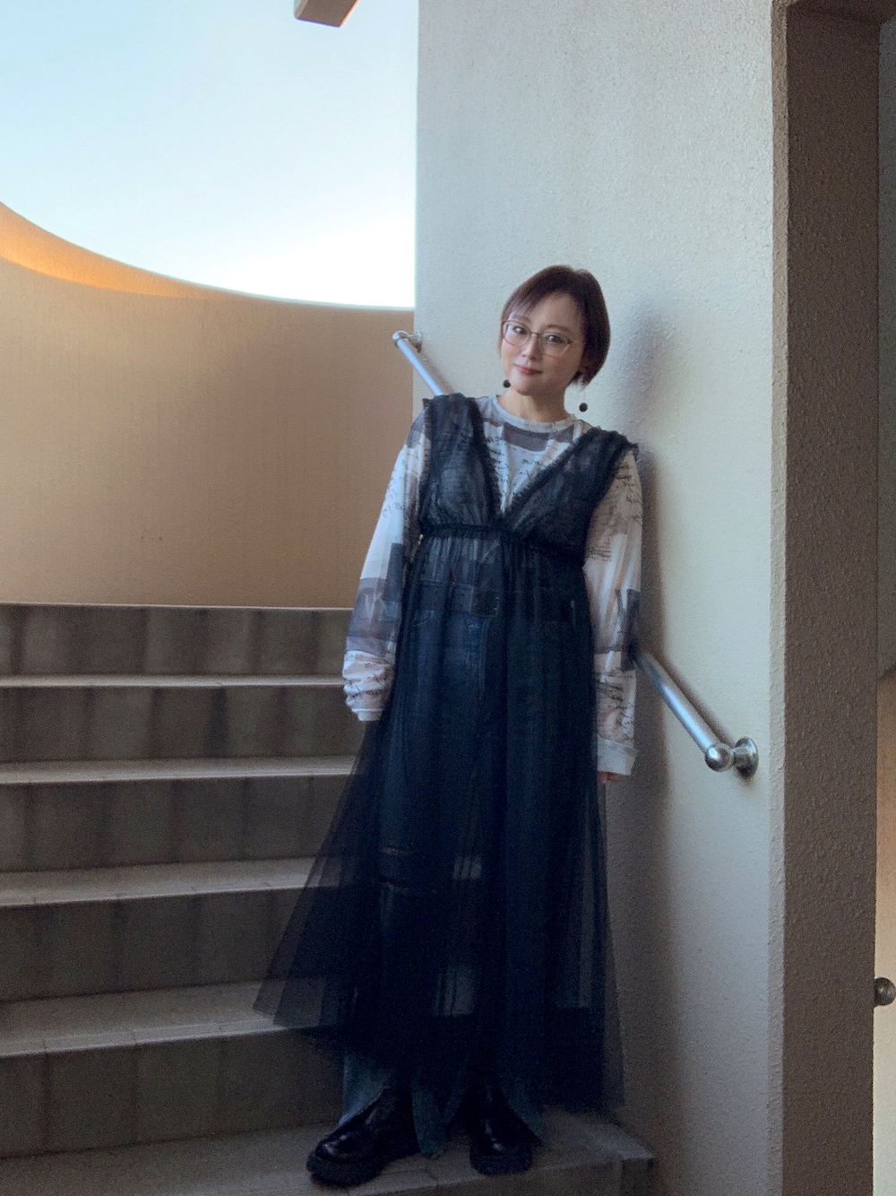 「古着MIX、休日スタイル、デニム、シアートップス、ワンピース、低身長、アラフィフ、メガネ女子、おしゃれさんと繋がりたい、スウィーツ同盟会、重ね着ベストシーズン」｜「apres jour mignonのチュールワンピース【ZOZOTOWN限定アイテム】（ワンピース、ブラック系）」を使った、akocoa♩¨̮·͜· ︎︎ ︎︎さん（レディース・153cm）の秋コーディネートの1枚目の写真
