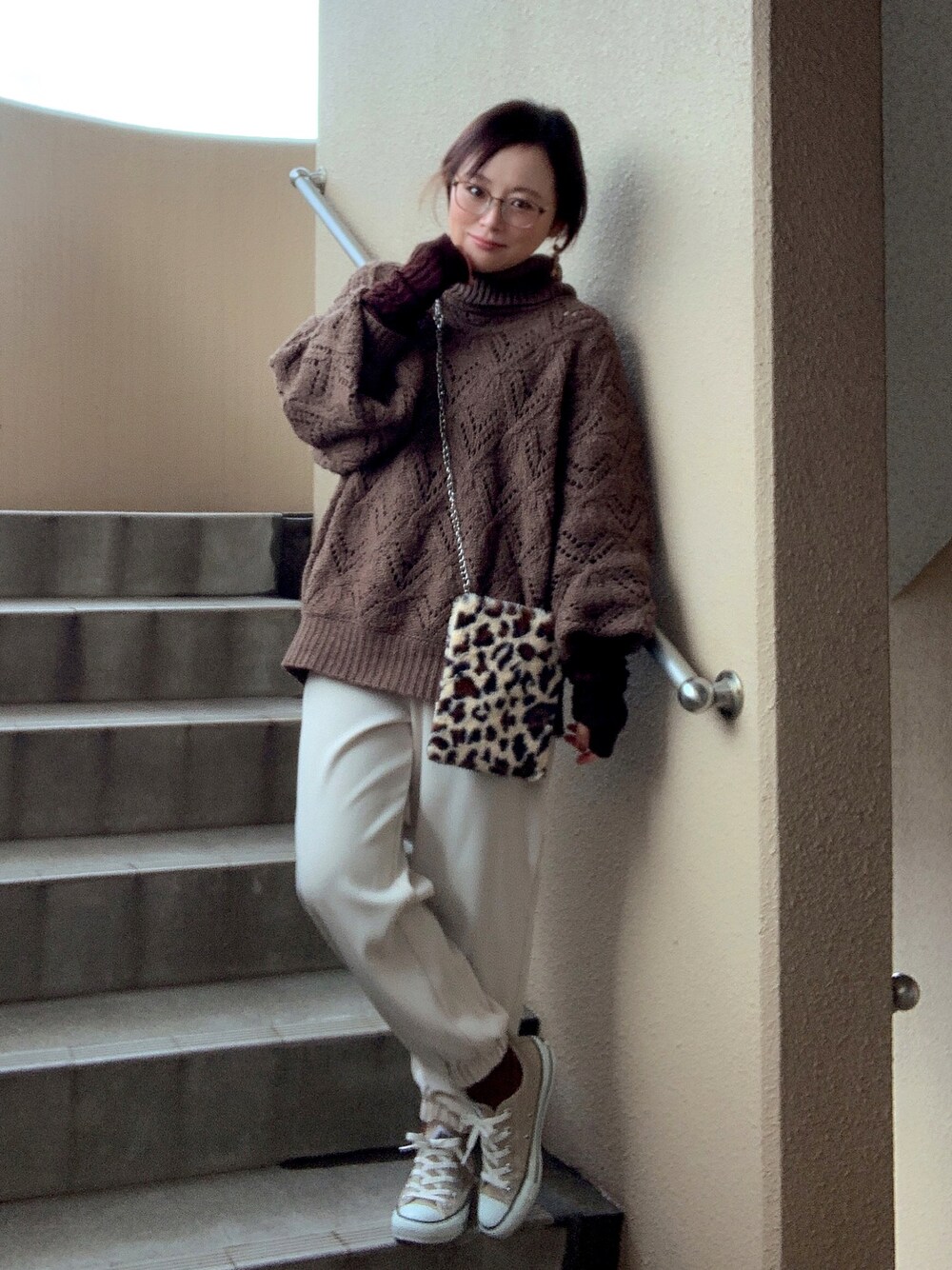 「タートルネック、着回しコーデ、ショルダーバッグ、ニット、低身長、アラフィフ、メガネ女子、おしゃれさんと繋がりたい、スウィーツ同盟会、ファーバッグ、冬を彩る色いろコーデ」｜「Ungridの透かし編みタートルニット（ニット/セーター、ブラウン系）」を使った、akocoa♩¨̮·͜· ︎︎ ︎︎さん（レディース・153cm）の冬コーディネートの1枚目の写真