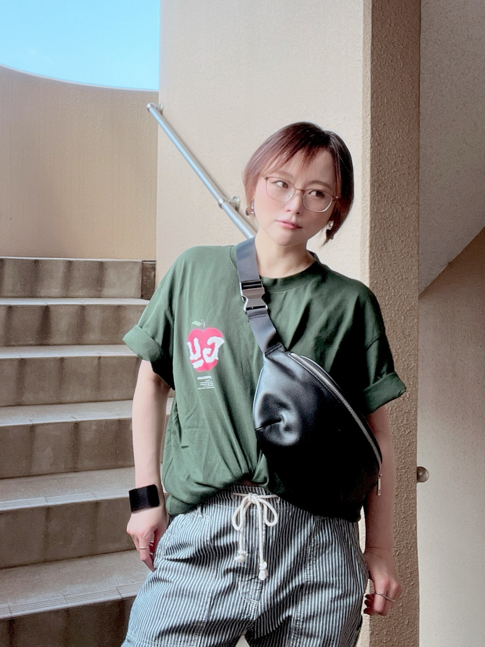 グリーン系のTシャツ/カットソー、ブルー系のその他パンツ、ブラック系のサンダルを着用したレディースの夏コーディネートの1枚目の写真